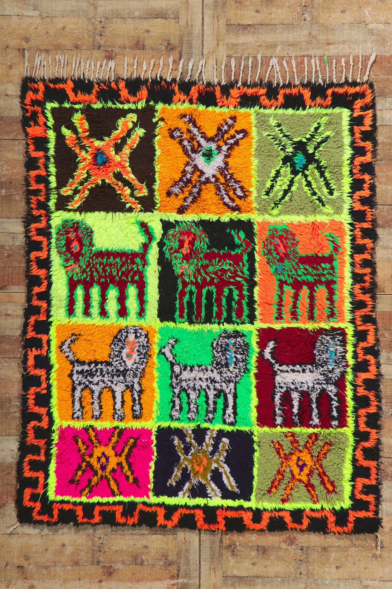 Laine Tapis Azilal marocain vintage, style Maximaliste rencontre la sophistication Wordly en vente