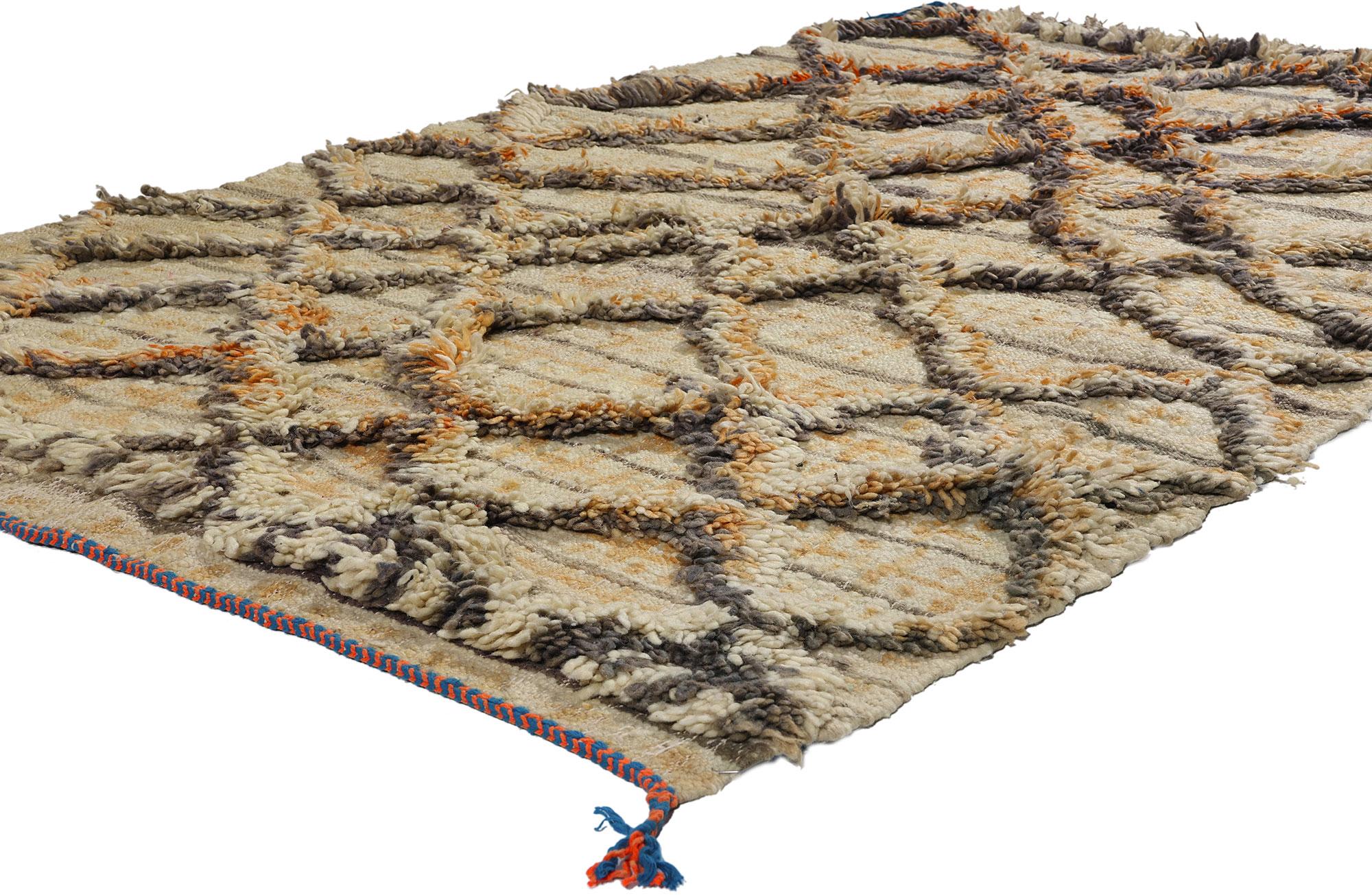 21744 Vintage Marokkanischer Azilal-Teppich mit hohem und niedrigem Flor, 04'01 x 06'09. Begeben Sie sich auf eine bezaubernde Reise in das Reich der böhmischen Eleganz, während Sie jeden Schritt auf diesem exquisiten handgewebten marokkanischen