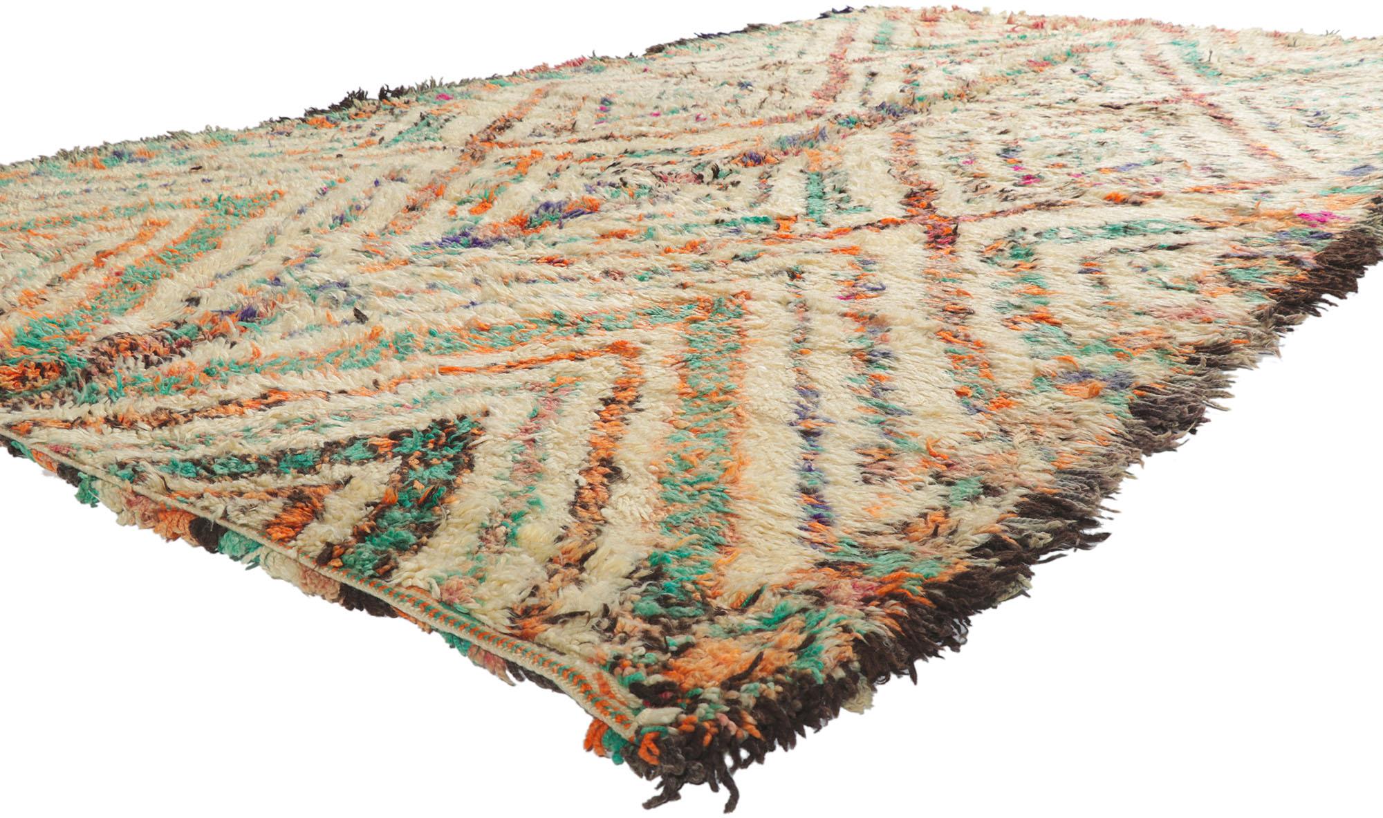 21404 Vintage Berber Marokkanische Beni M'Guild Teppich 06'06 x 11'08. mit seinem Rautengitter, unglaublichen Details und Textur ist dieser handgeknüpfte marokkanische Vintage-Berberteppich Beni Ourain eine fesselnde Vision von gewebter Schönheit.
