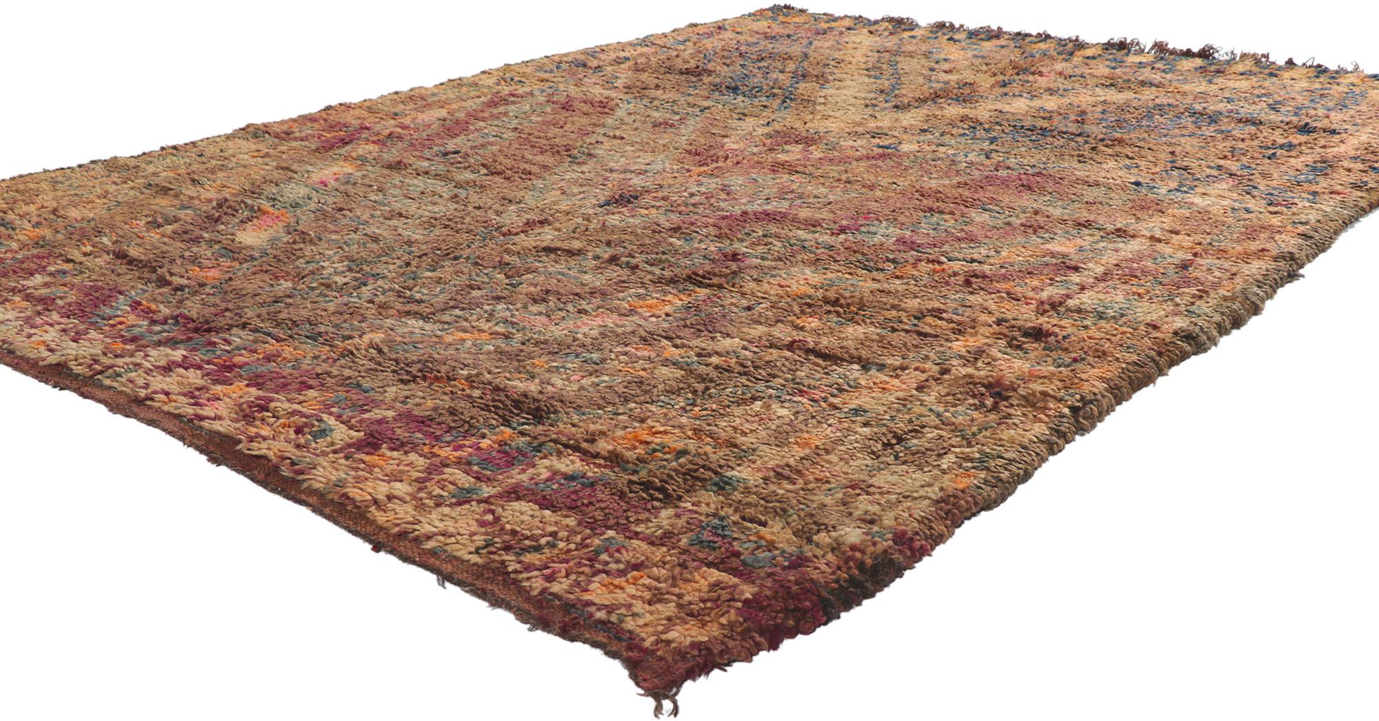 21255 Tapis marocain berbère vintage, 05'10 x 07'11.
Ce tapis marocain vintage en laine nouée à la main allie le luxe moderne à l'aspect ultra douillet. Les éléments tribaux distinctifs et les couleurs chaudes des tons de terre tissés dans cette