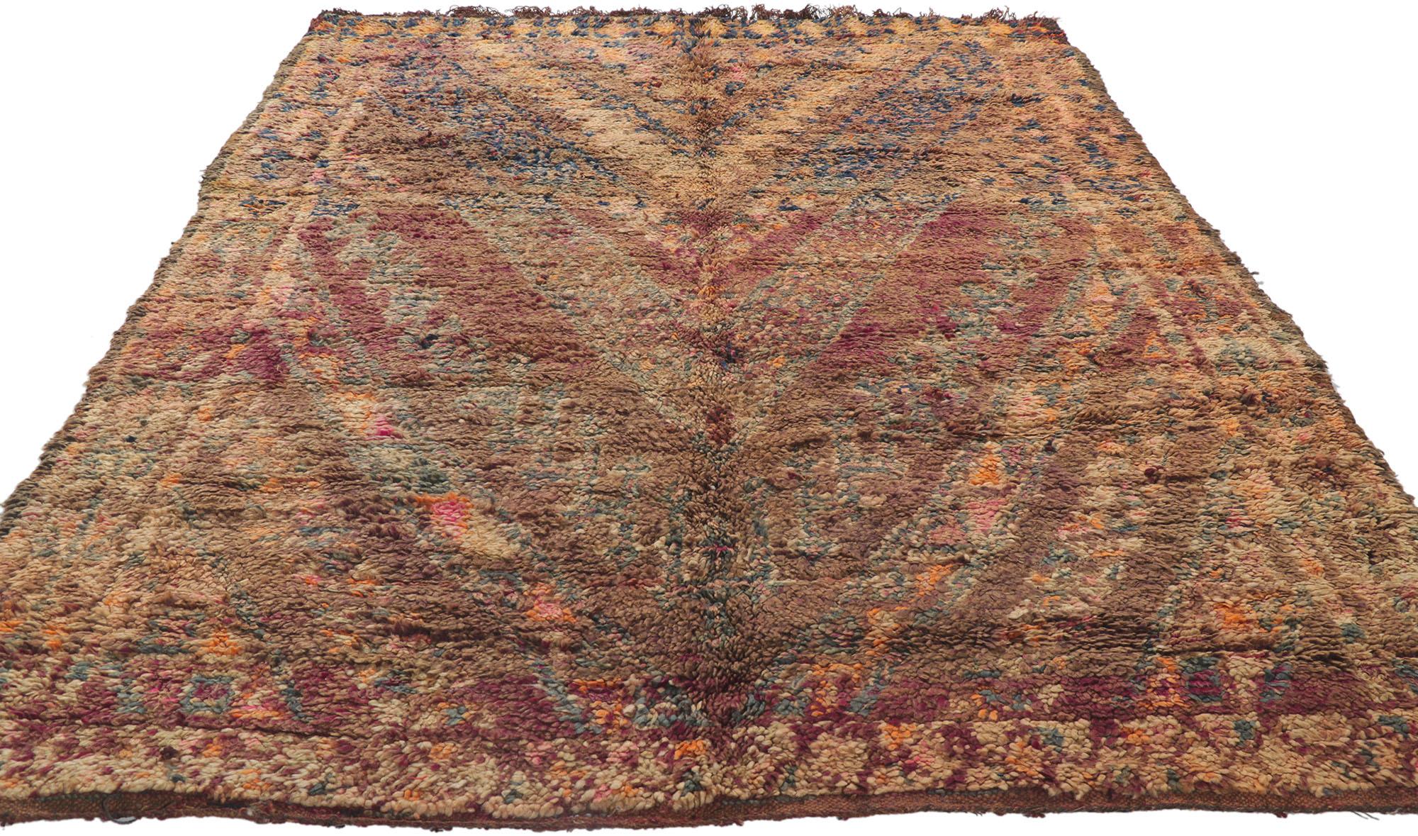 Marokkanischer Beni MGuild Vintage-Teppich, Modern Luxe Meets Ultra Cozy (Stammeskunst) im Angebot