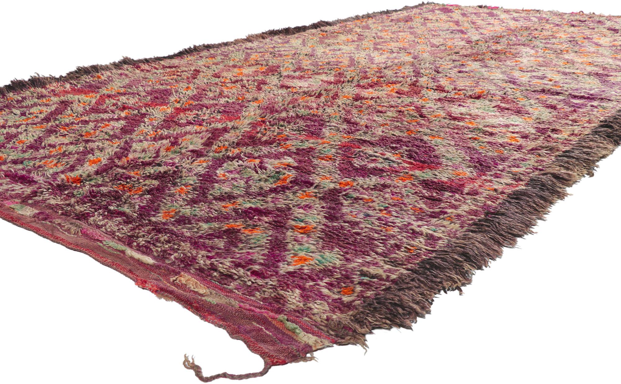 21336 Vintage Berber marokkanischen Beni M'Guild Teppich mit böhmischen Stil 06'04 x 12'02. Dieser handgeknüpfte marokkanische Beni M'Guild-Teppich aus alter Berberwolle besticht durch sein kühnes, ausdrucksstarkes Design, seine unglaublichen