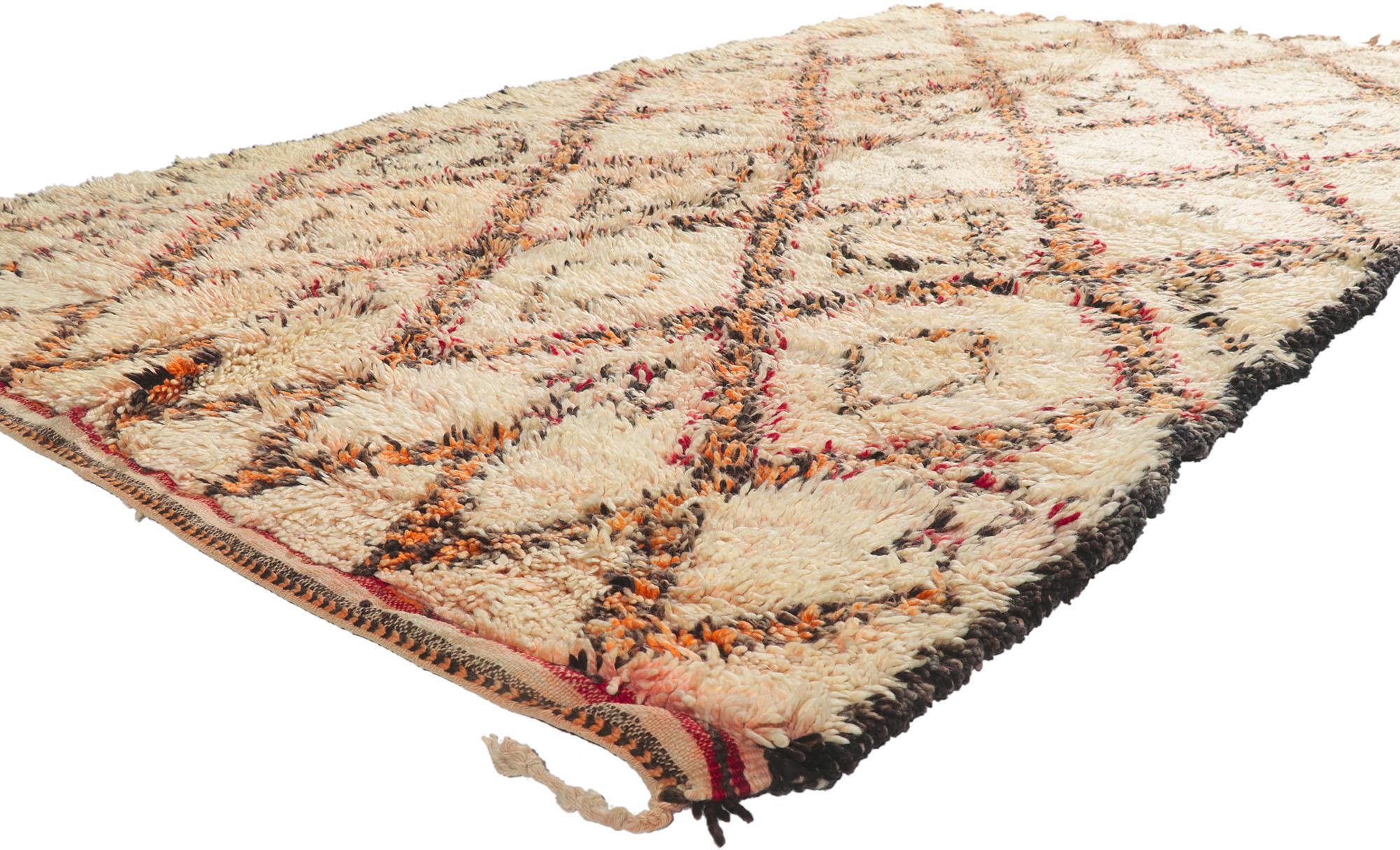 21417 Vintage Berber Moroccan Beni Ourain Rug 06'01 x 10'08. Avec sa simplicité, ses poils en peluche et son style tribal, ce tapis berbère vintage Beni Ourain en laine nouée à la main est une vision captivante de la beauté tissée. Il présente un
