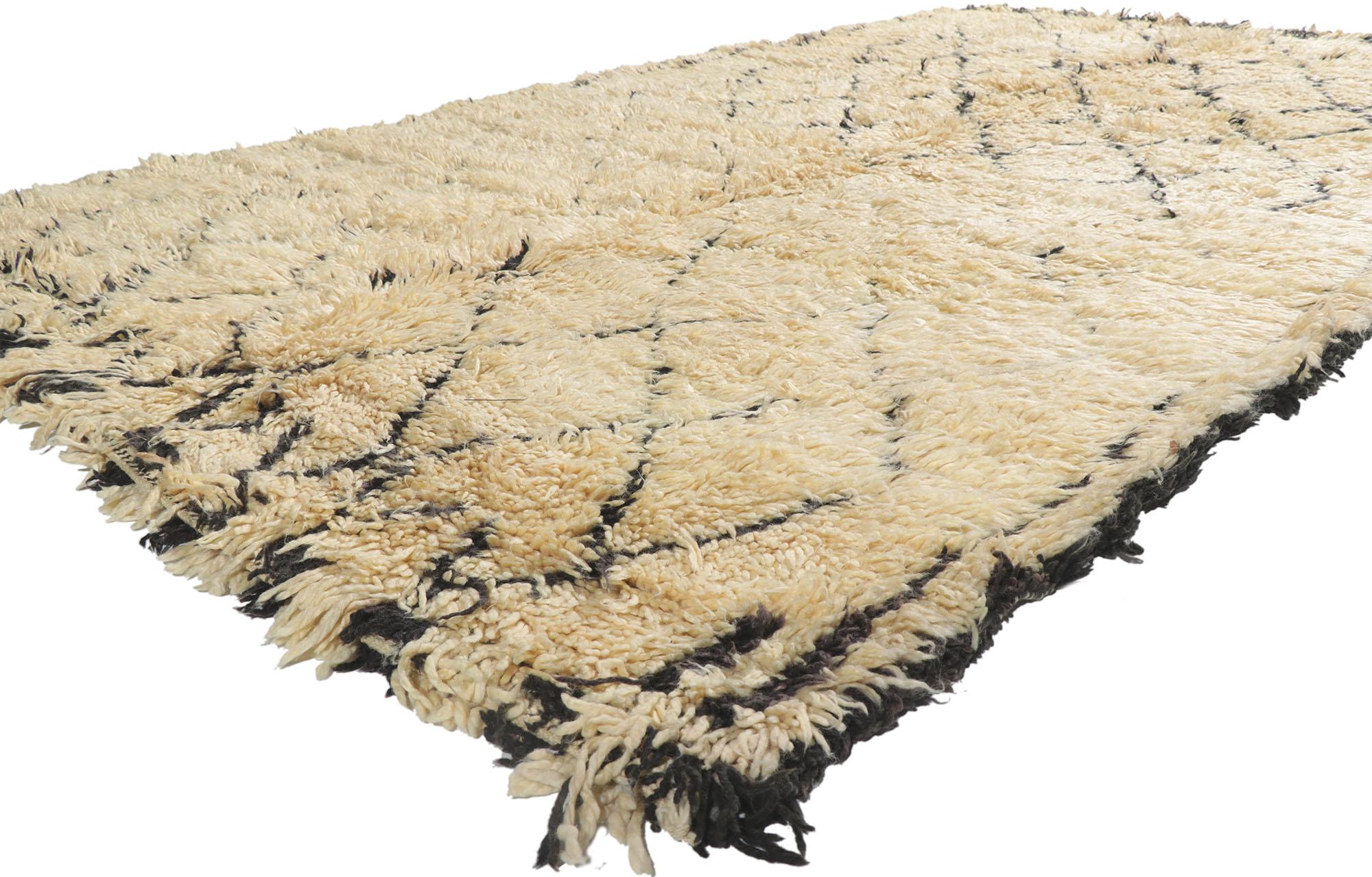 21365 Jahrgang Berber marokkanischen Beni Ourain Teppich 06'02 x 10'05. Mit seiner Schlichtheit, dem weichen Flor und dem Stammesstil ist dieser handgeknüpfte marokkanische Berberteppich Beni Ourain aus Wolle eine fesselnde Vision gewebter