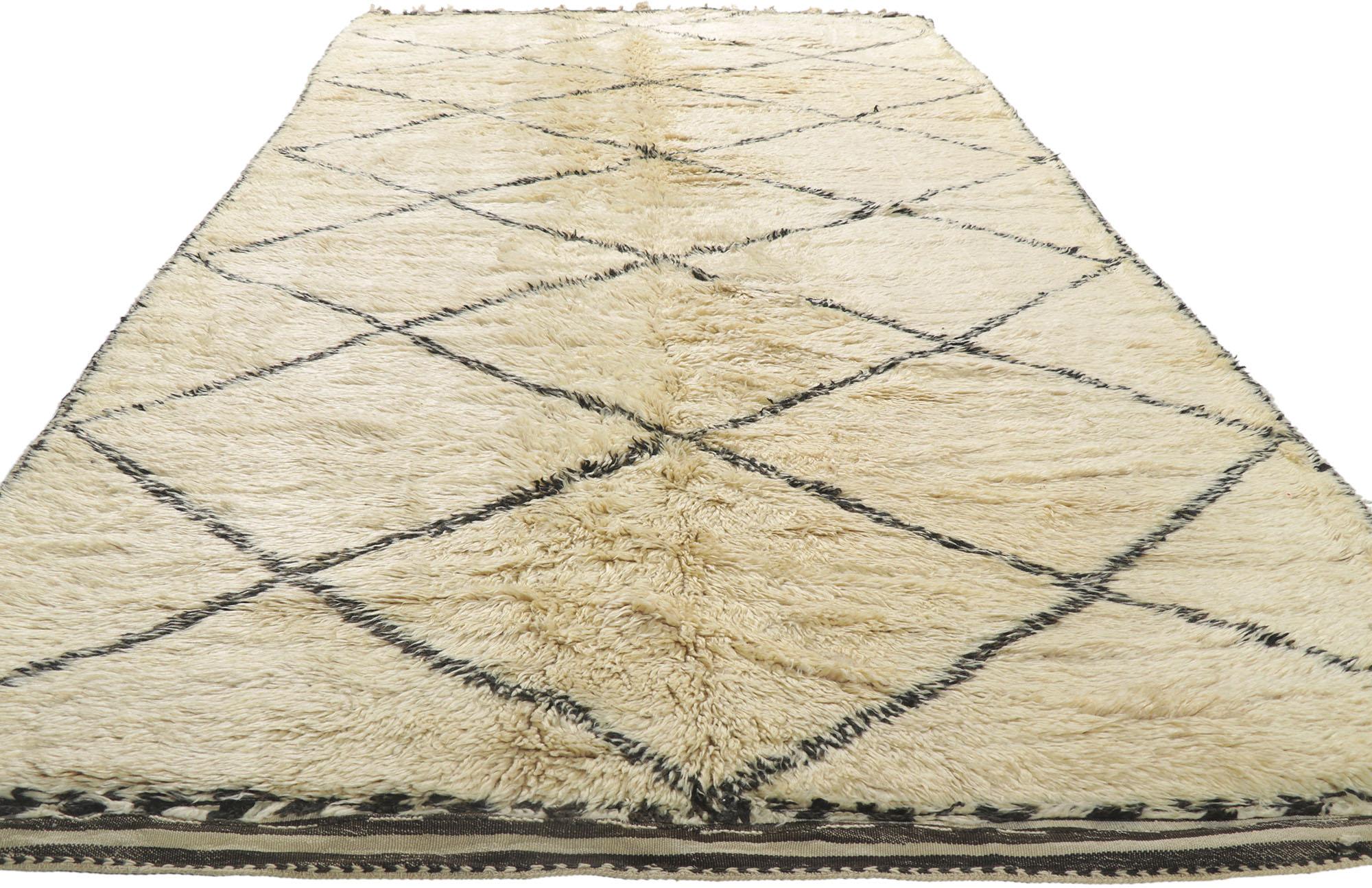 Marokkanischer Beni Ourain-Teppich im Vintage-Stil, Mid-Century Boho Meets Stammeskunst-Enchantment (Böhmisch) im Angebot