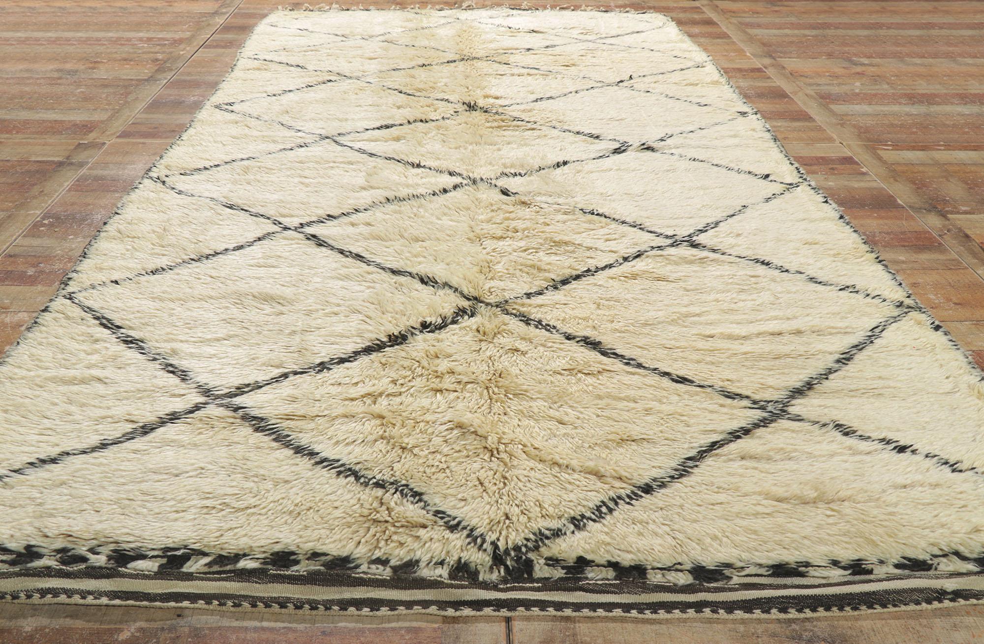 Marokkanischer Beni Ourain-Teppich im Vintage-Stil, Mid-Century Boho Meets Stammeskunst-Enchantment (Wolle) im Angebot