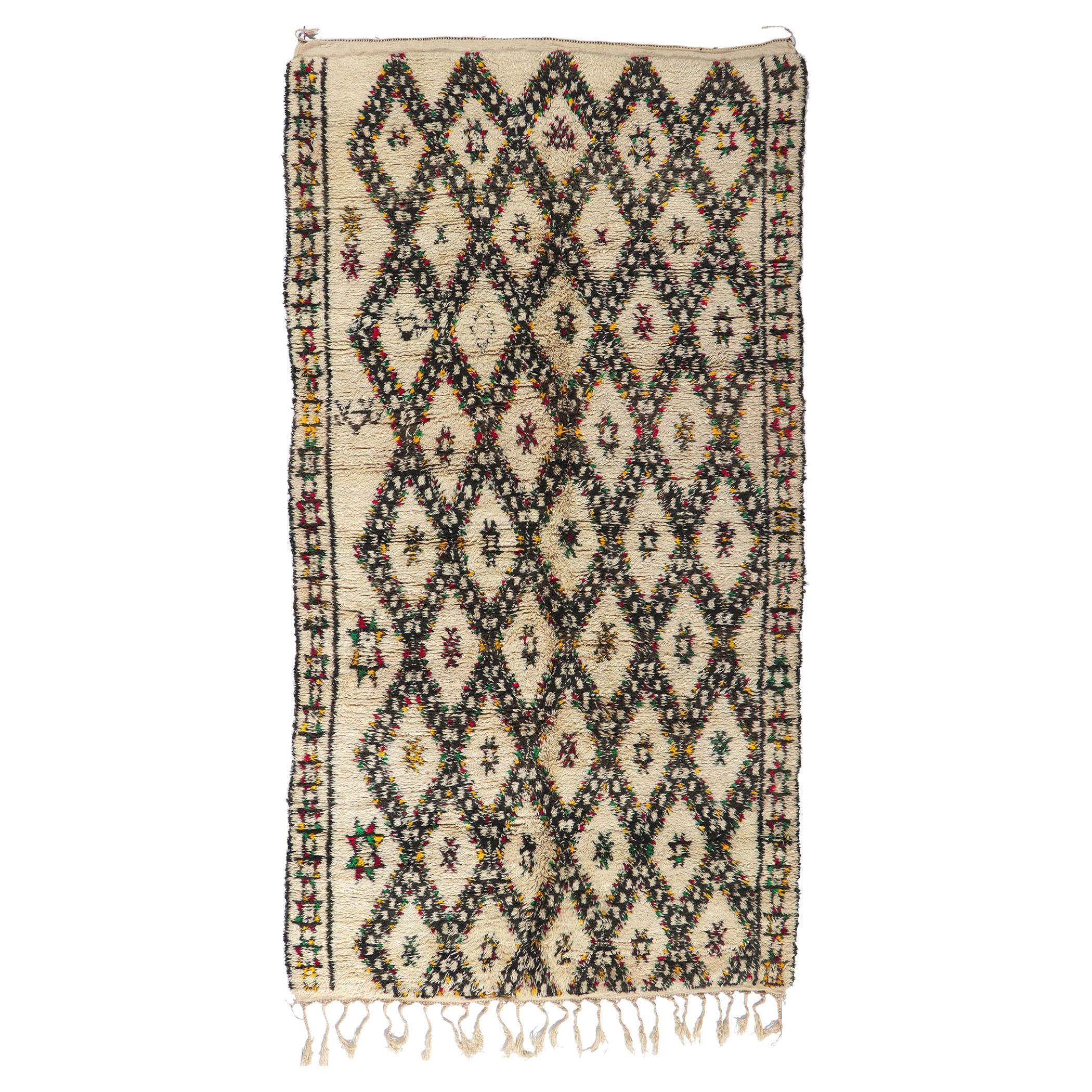 Marokkanischer Beni Ourain-Teppich im Vintage-Stil, Mid-Century Boho Meets Stammeskunst-Enchantment