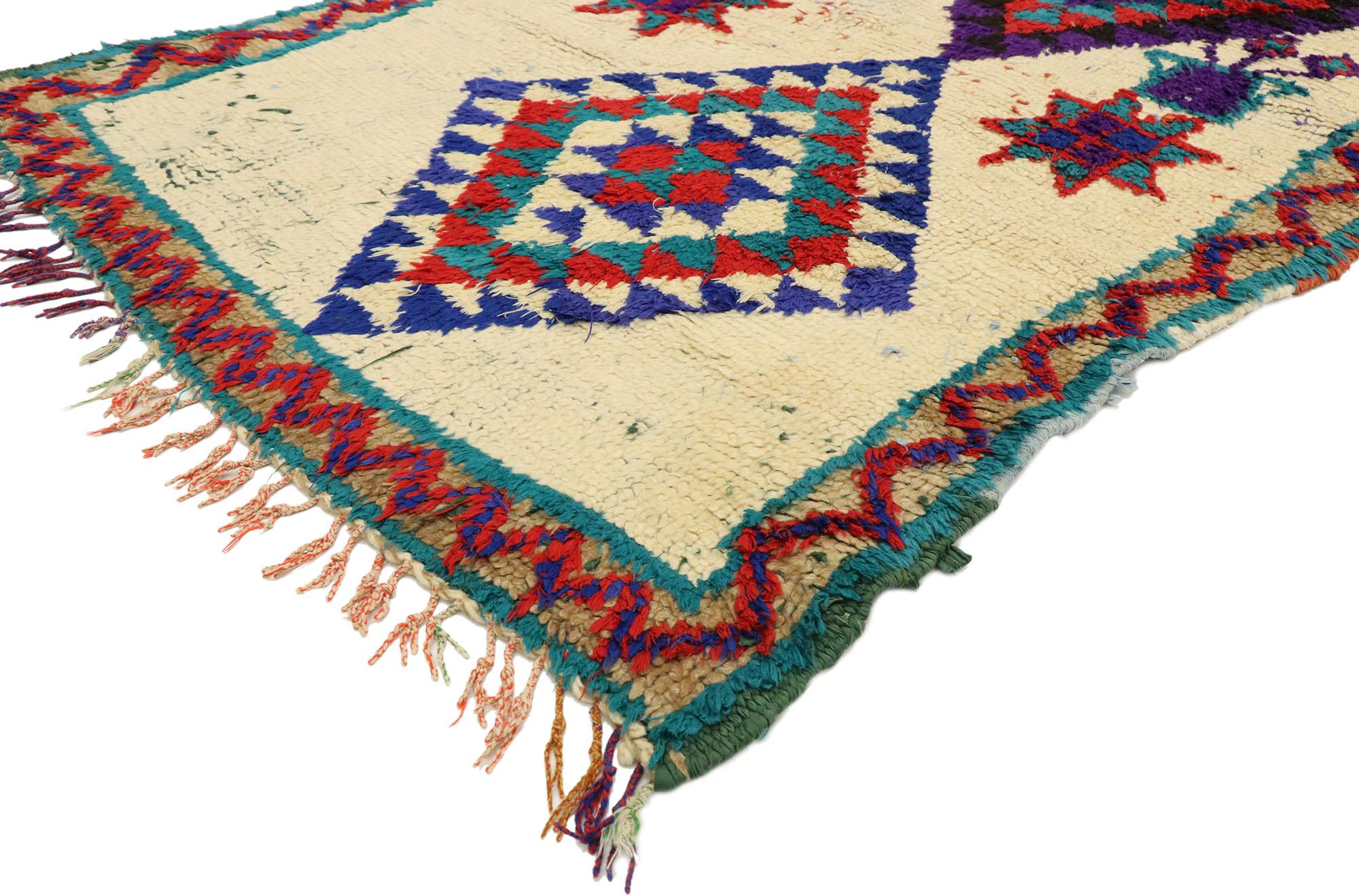 20627 Vintage Berber marokkanischen Boucherouite Azilal Teppich mit Tribal Stil, Shag Flur Läufer. Dieser handgeknüpfte marokkanische Berberteppich aus Wolle und Baumwolle zeichnet sich durch drei Rauten in der Mitte aus, die von achtzackigen