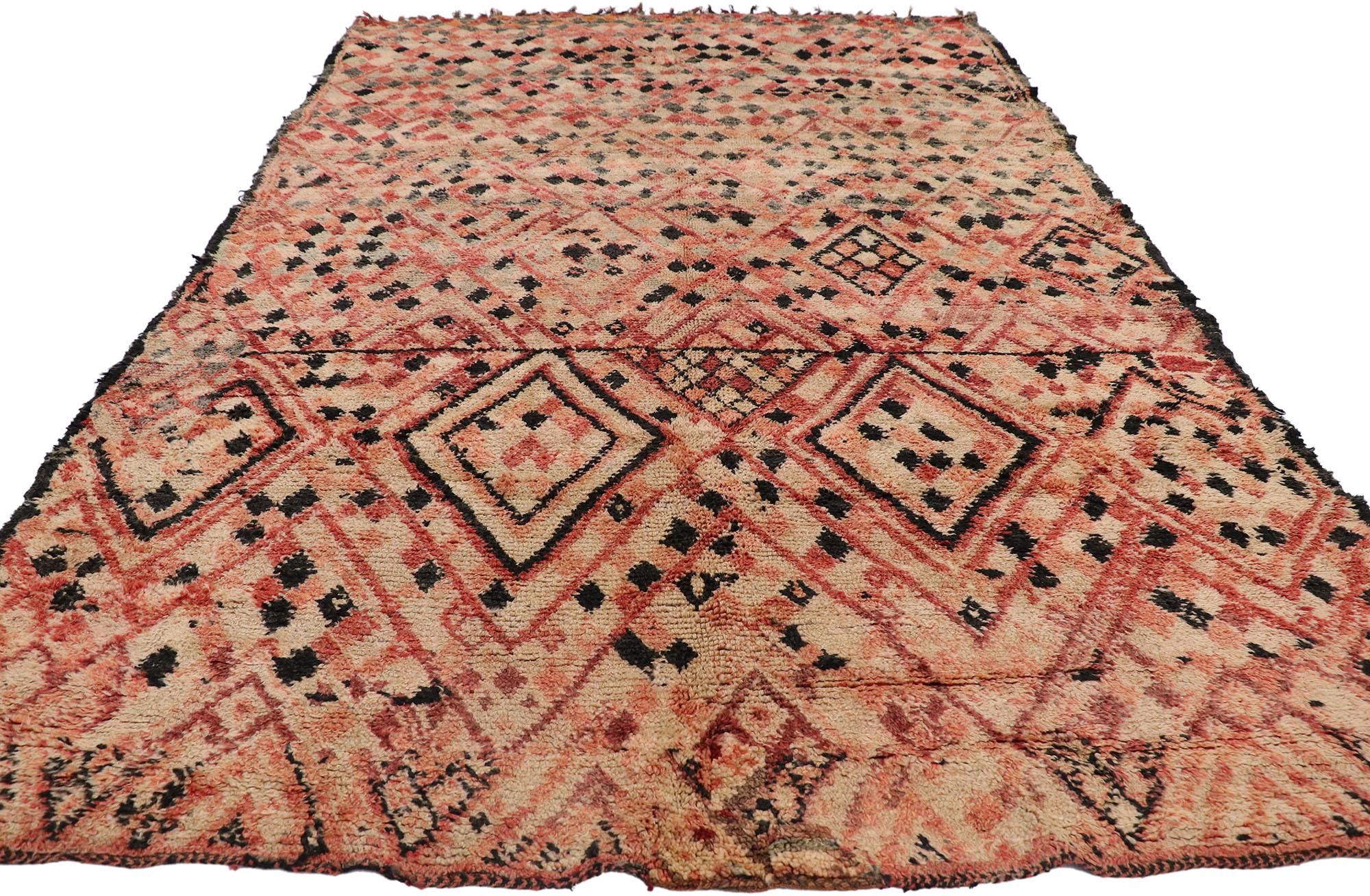 Marokkanischer Boujad-Teppich aus Berber mit böhmischem Stil (Stammeskunst) im Angebot