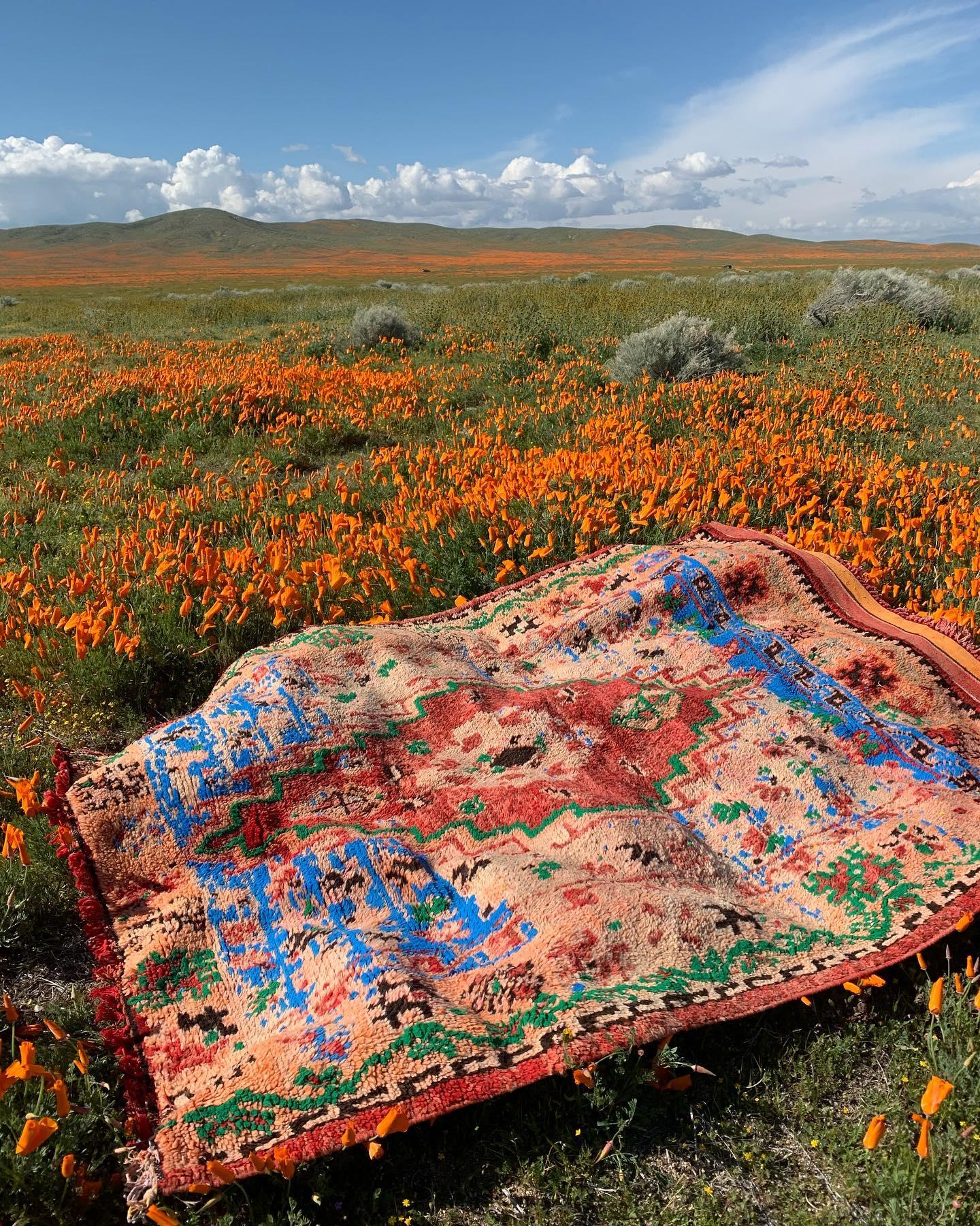 20891 Vintage Boujad Marokkanischer Teppich, 05'02 x 07'02. Ein Boujad-Teppich ist ein einzigartiges handgewebtes Meisterwerk, das aus Boujad in der Region Khouribga in Marokko stammt. Diese Teppiche, die für ihre exzentrischen und künstlerischen