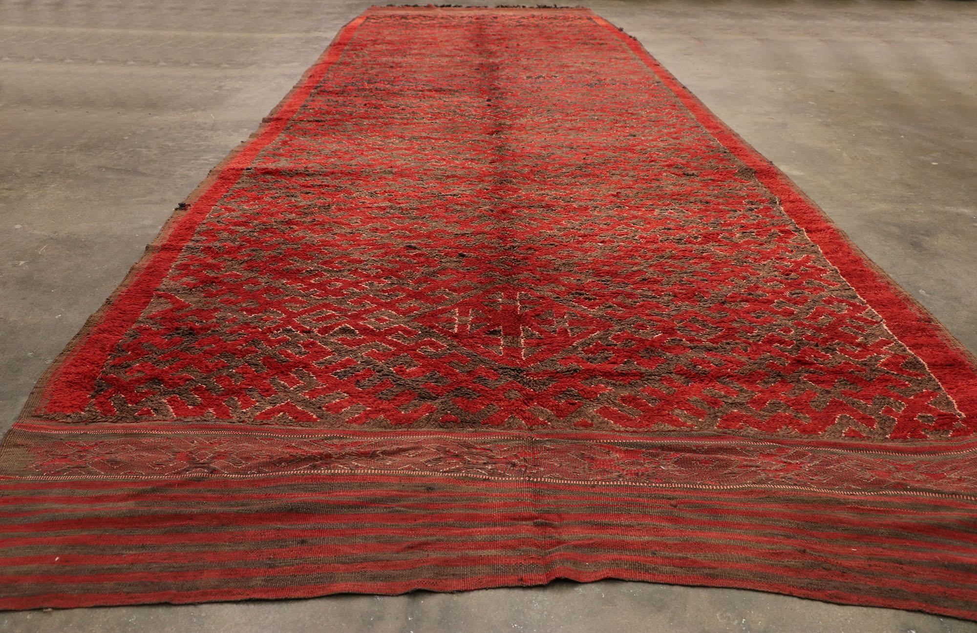 20ft Vintage Moroccan Rug, Midcentury Bohemian Meets Pacific Northwest Style For Sale 4