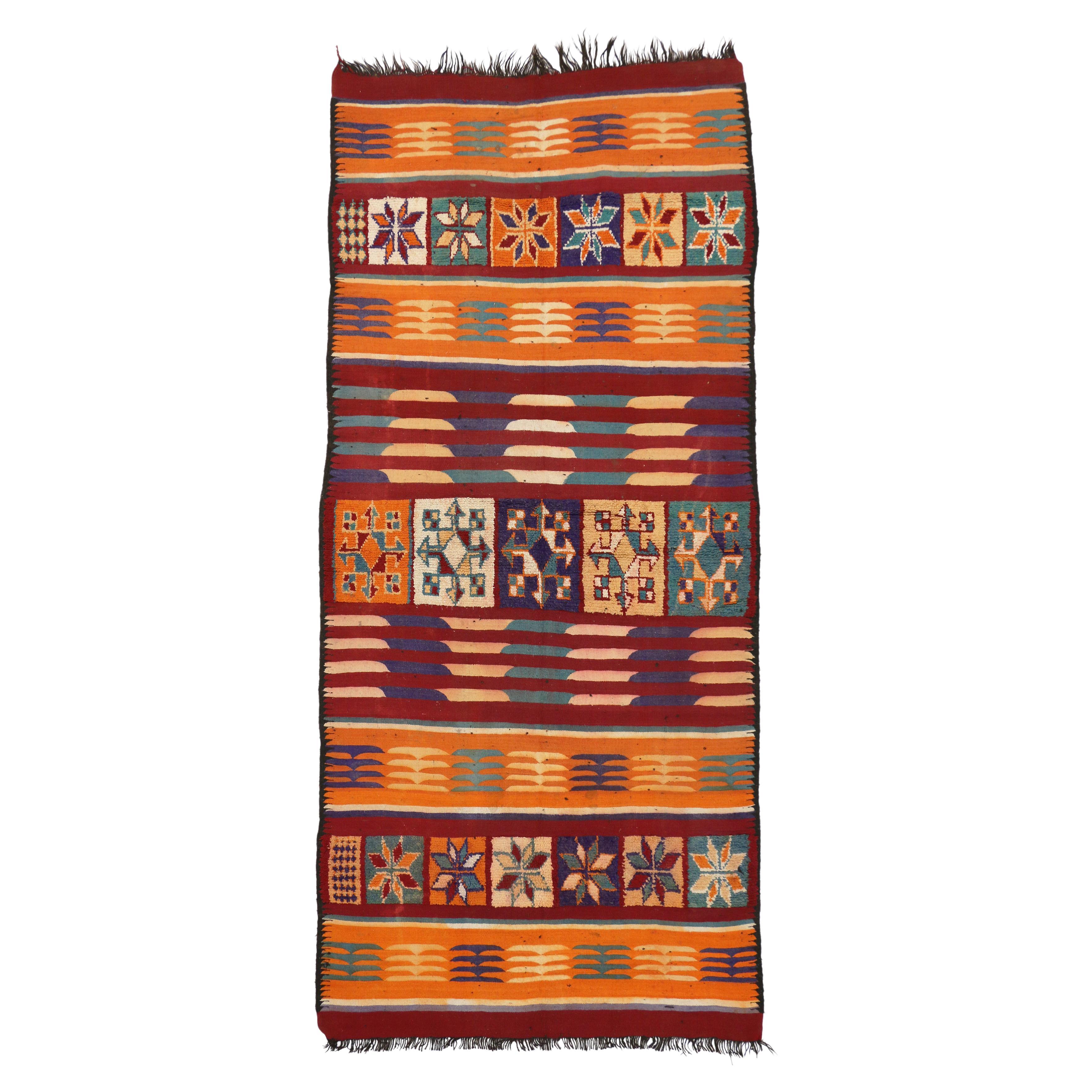 Marokkanischer Vintage-Kelim-Teppich aus Berber mit hoher Textur und Lodge Cabin-Stil