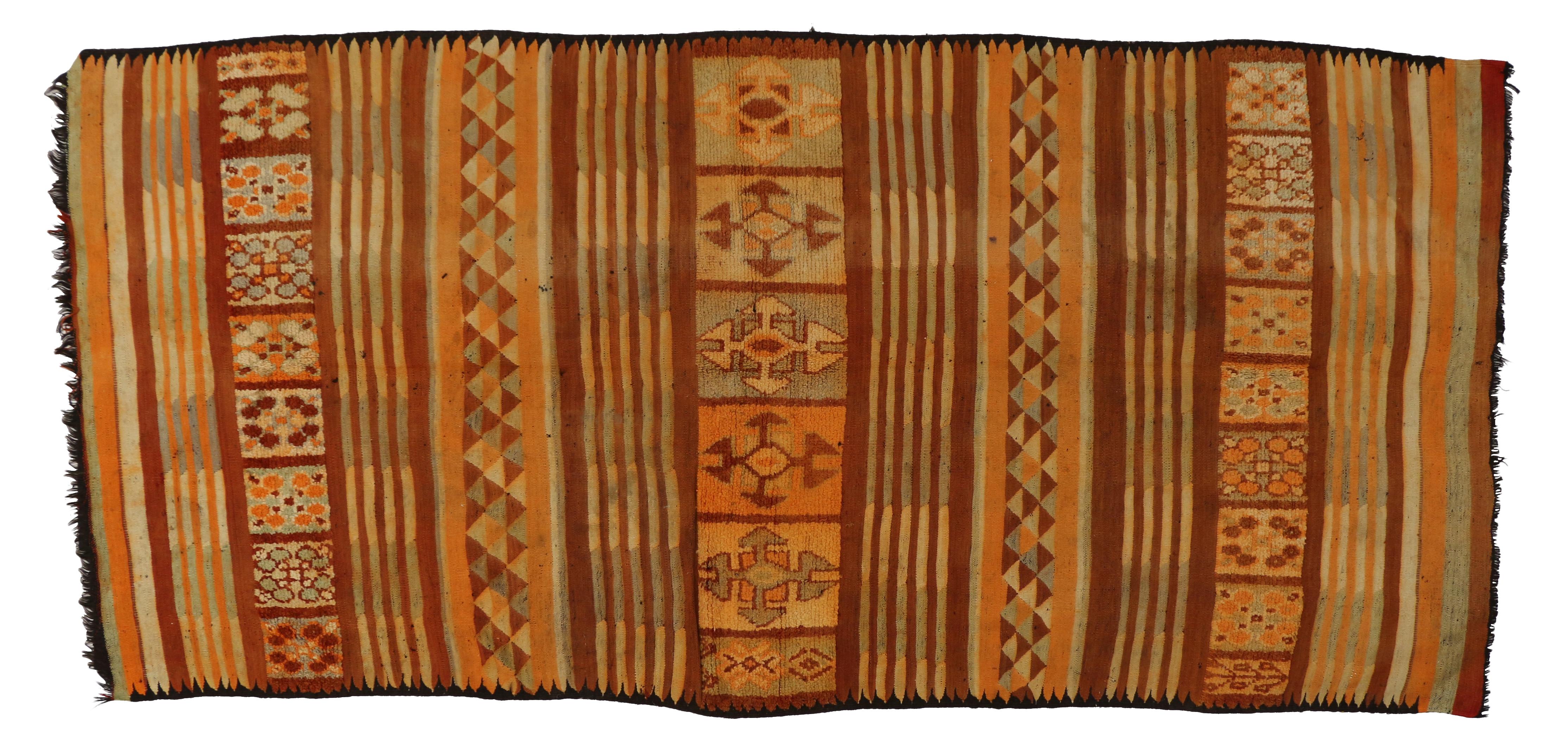 Wool Vintage Berber Moroccan Kilim Rug with Modern Cabin Style, Flat-weave Kilim Rug  For Sale