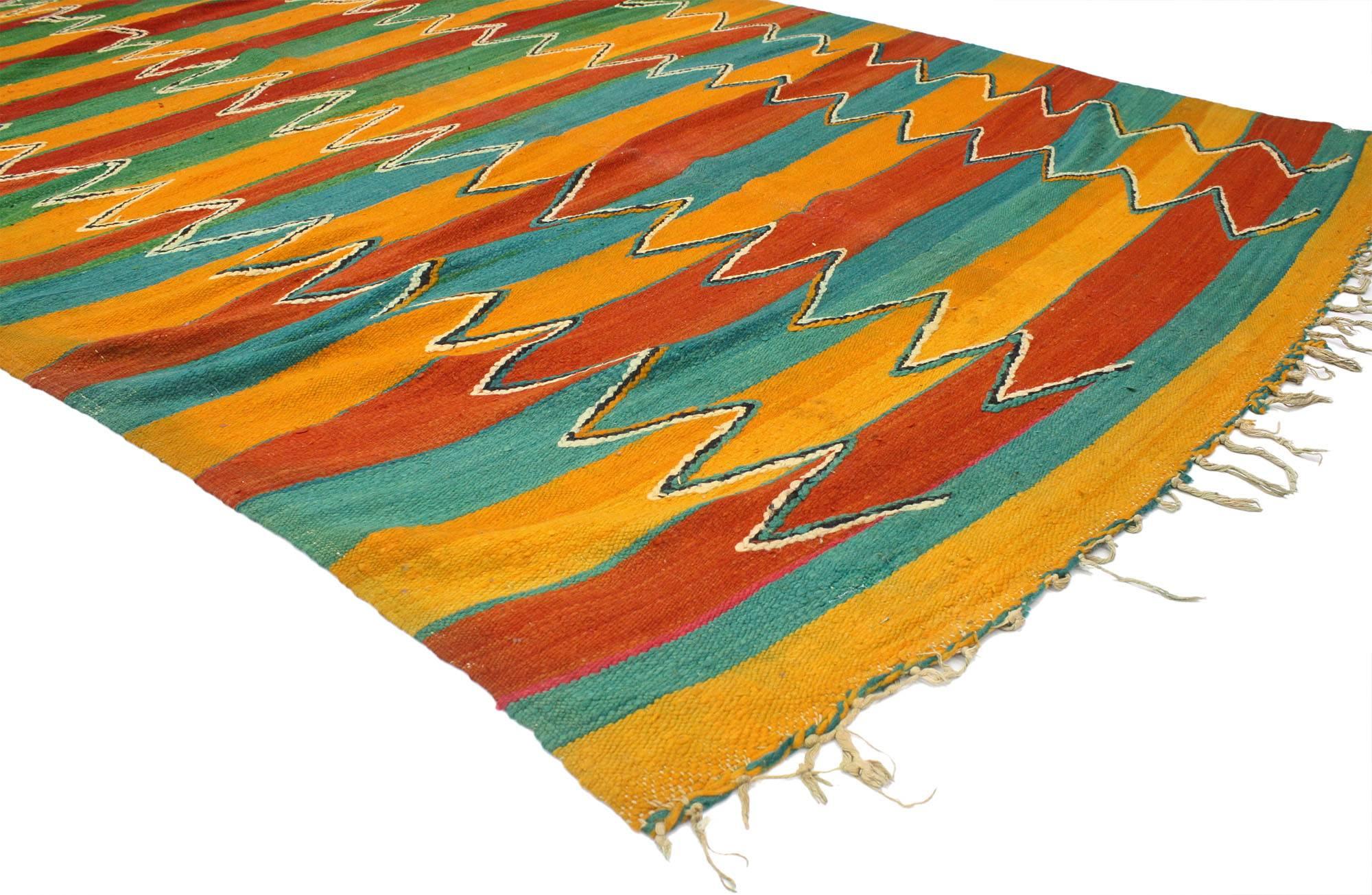 Marokkanischer gestreifter Kelimteppich aus Berber mit erhabenem Design aus Berber (Handgewebt) im Angebot
