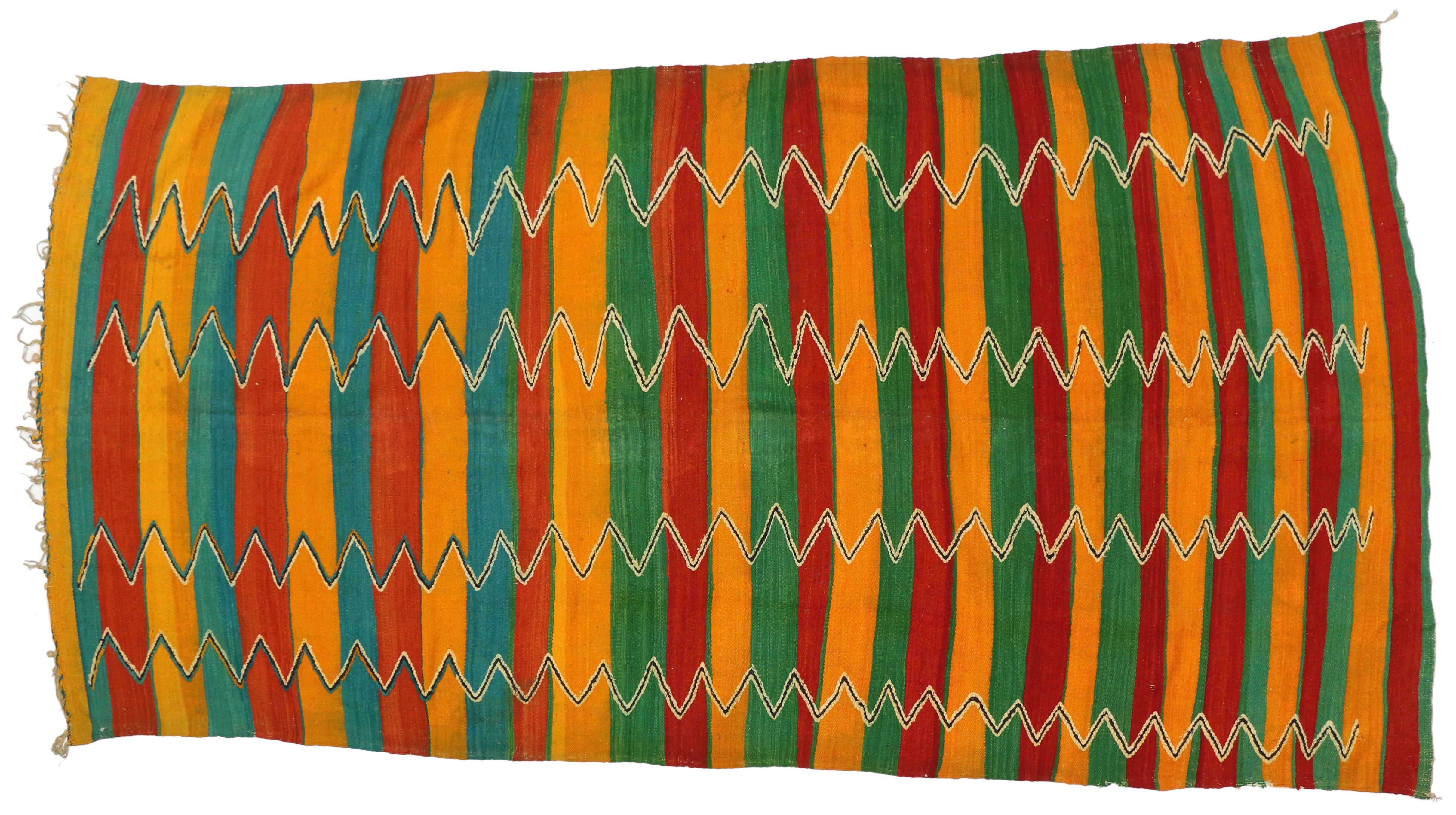Marokkanischer gestreifter Kelimteppich aus Berber mit erhabenem Design aus Berber (20. Jahrhundert) im Angebot
