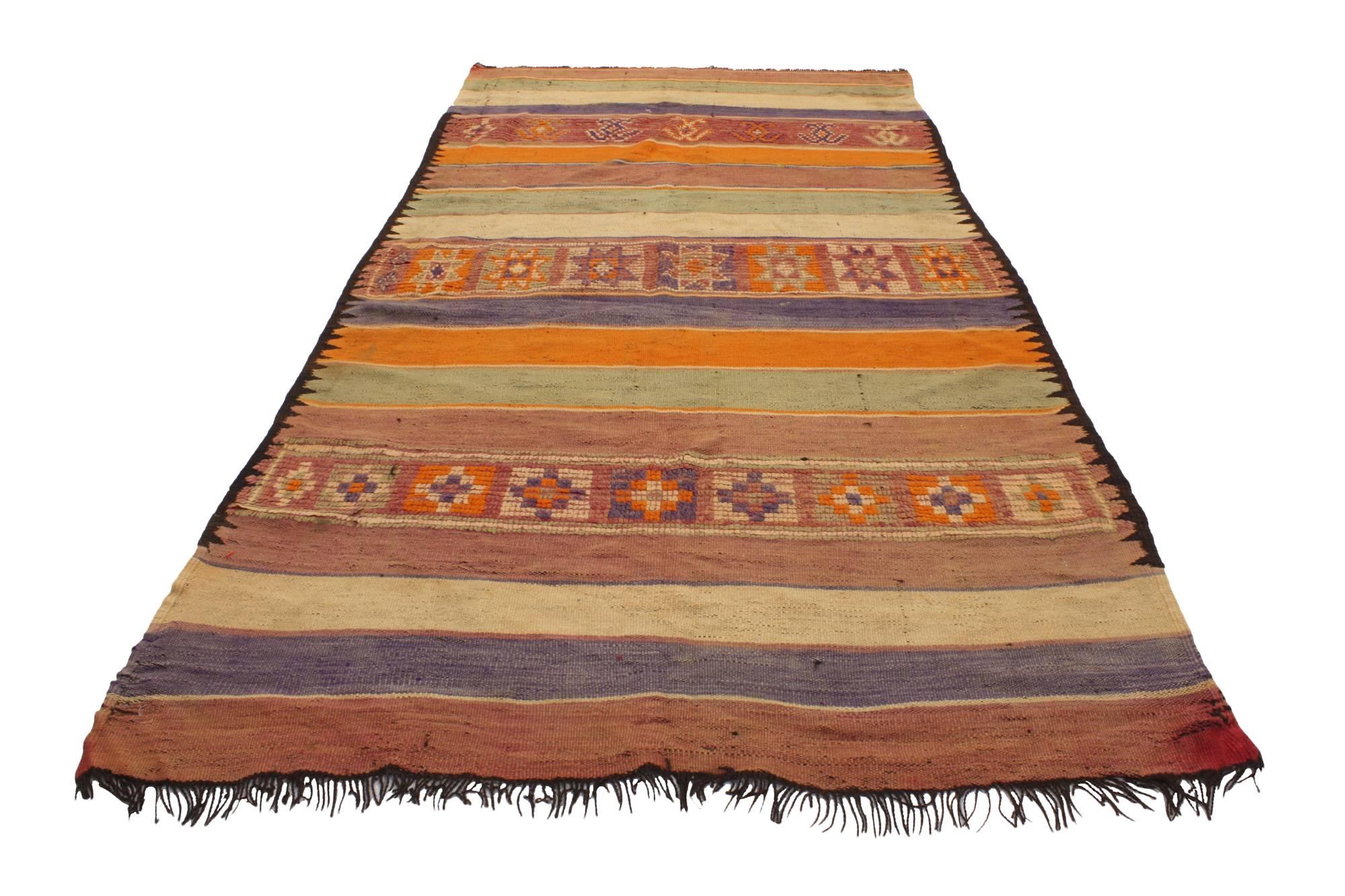 20429 Vintage Berber Moroccan Kilim Rug with Modern Cabin Style, Flat-weave Kilim Rug 05’02 x 09’10. ​​Displaying clean lines and a bold colorway, this hand-woven vintage Berber Moroccan Kilim rug can create a global look from around the world! The