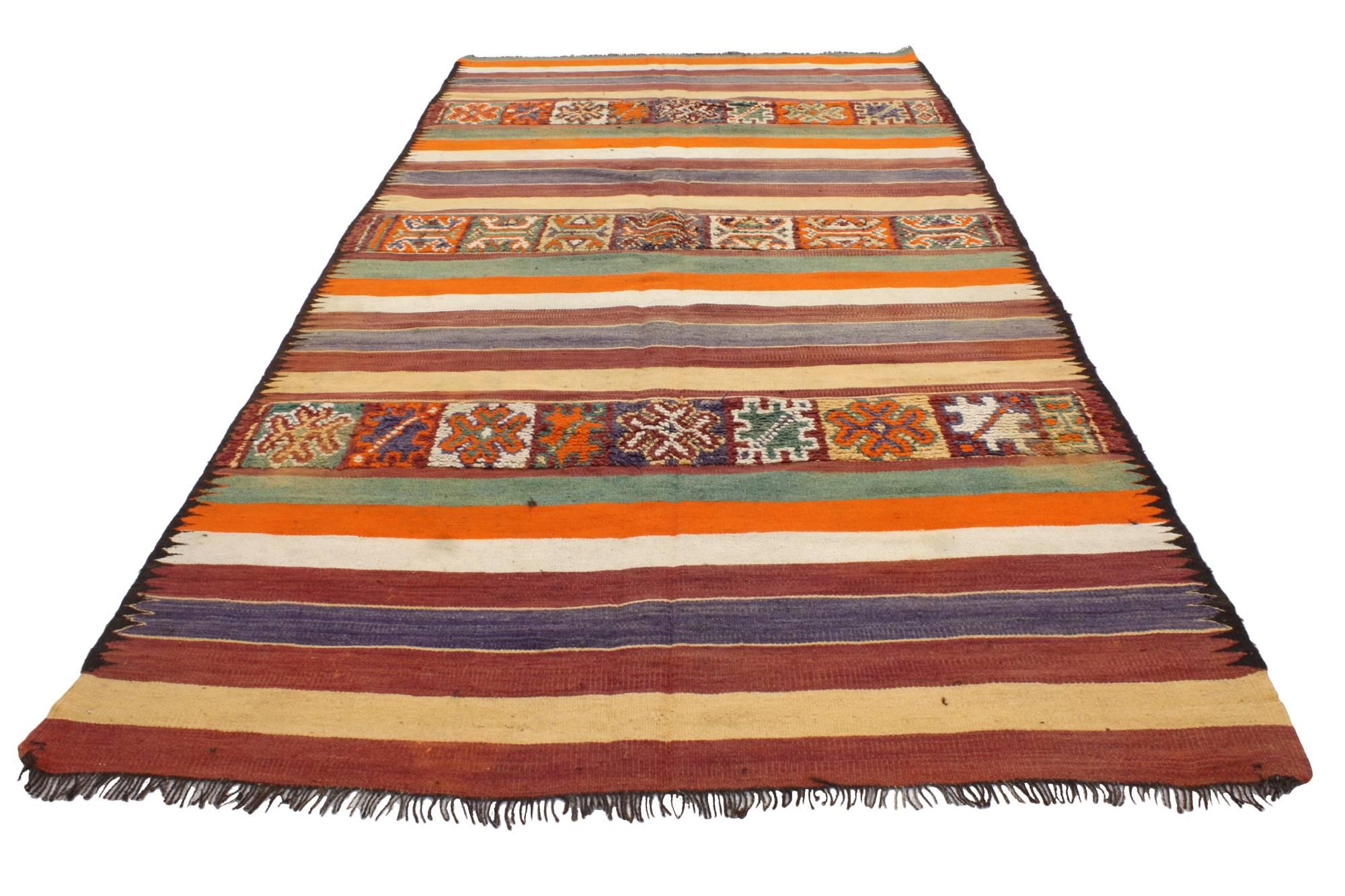 Vintage Berber Moroccan Kilim Rug with Modern Cabin Style, Flat-weave Kilim Rug In Good Condition In Dallas, TX