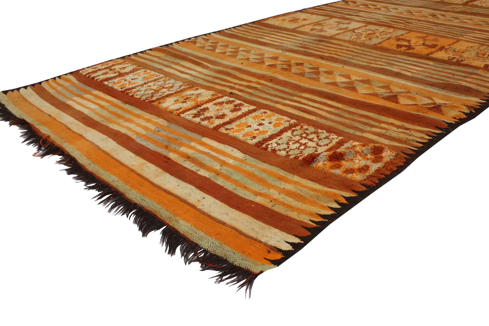 Vintage Berber Moroccan Kilim Rug with Modern Cabin Style, Flat-weave Kilim Rug  In Good Condition For Sale In Dallas, TX