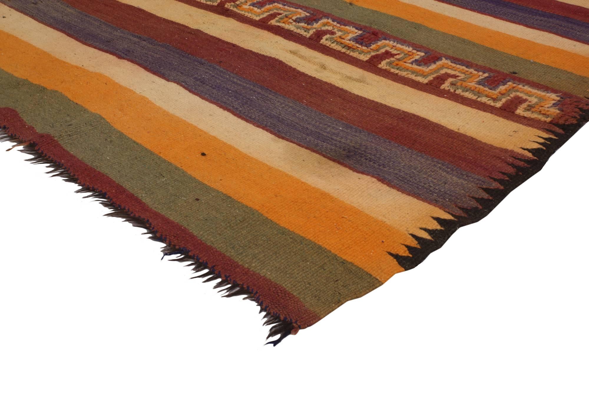 20461 Vintage Berber marokkanischer Kilim Teppich mit modernem Kabinenstil, flachgewebter Kilim Teppich 03'07 x 12'00. Dieser handgewebte marokkanische Berber-Teppich im Vintage-Stil mit seinem nomadischen Charme und seinen gedämpften Farben kann
