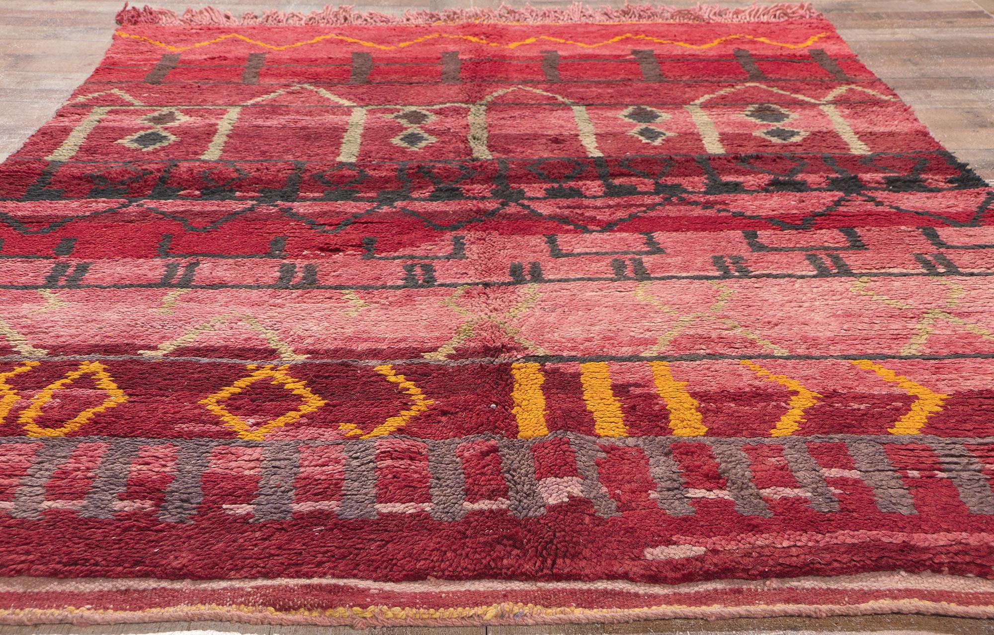 Marokkanischer Rehamna-Teppich im Vintage-Stil, Nomadic Enchantment Meets Maximalistischer Stil im Angebot 1