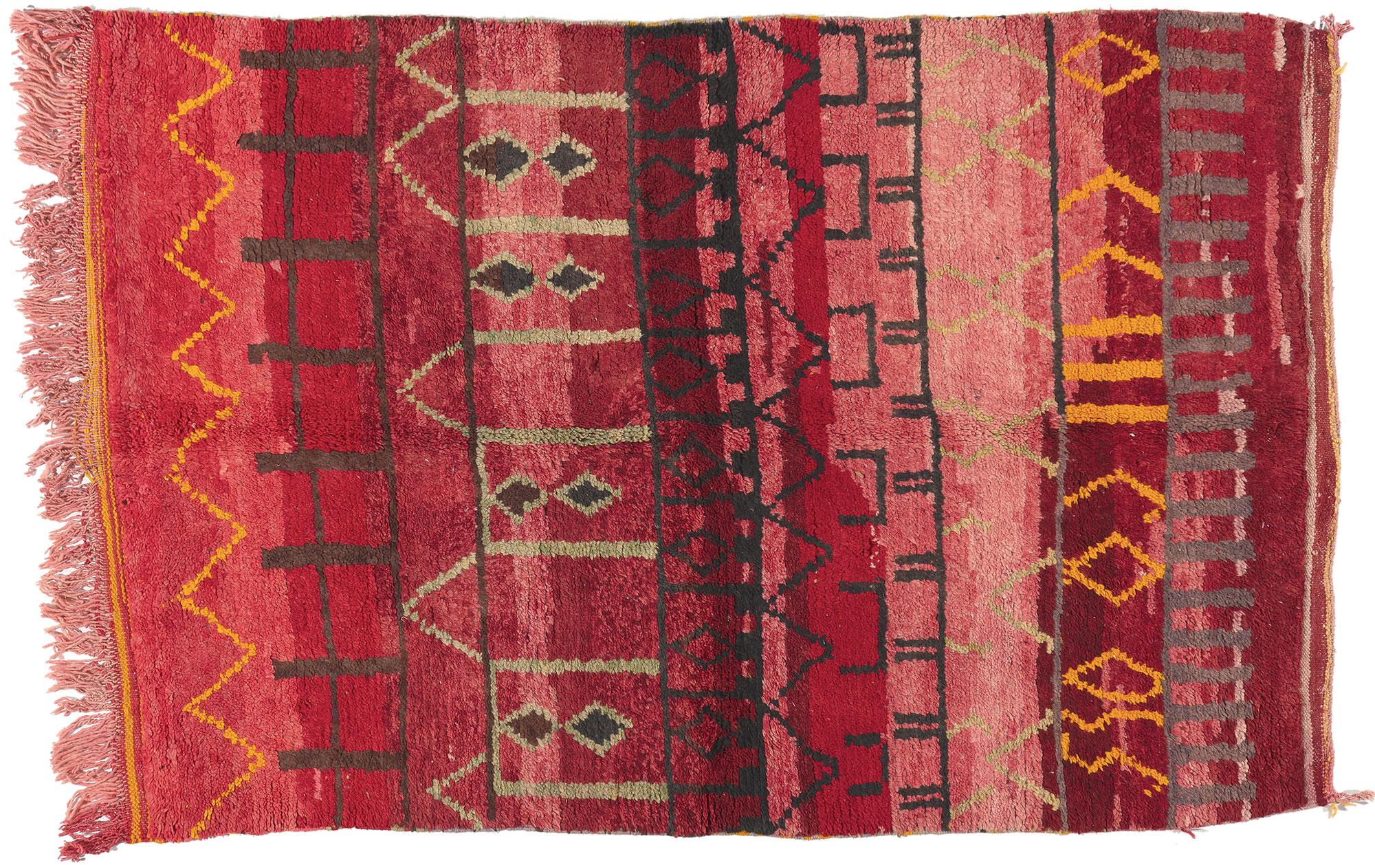 Marokkanischer Rehamna-Teppich im Vintage-Stil, Nomadic Enchantment Meets Maximalistischer Stil im Angebot 3