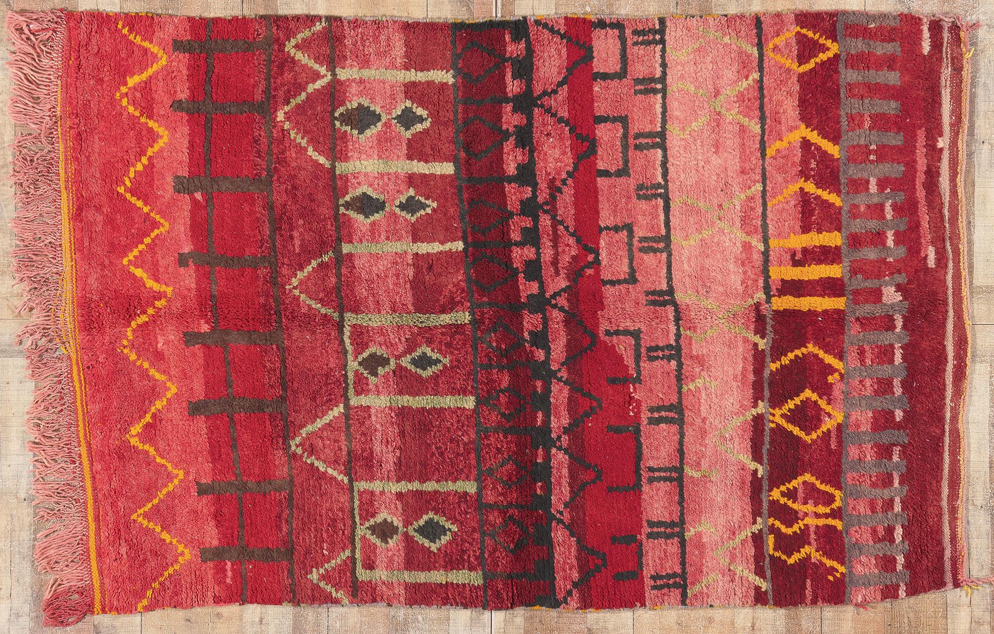 Marokkanischer Rehamna-Teppich im Vintage-Stil, Nomadic Enchantment Meets Maximalistischer Stil im Angebot 2