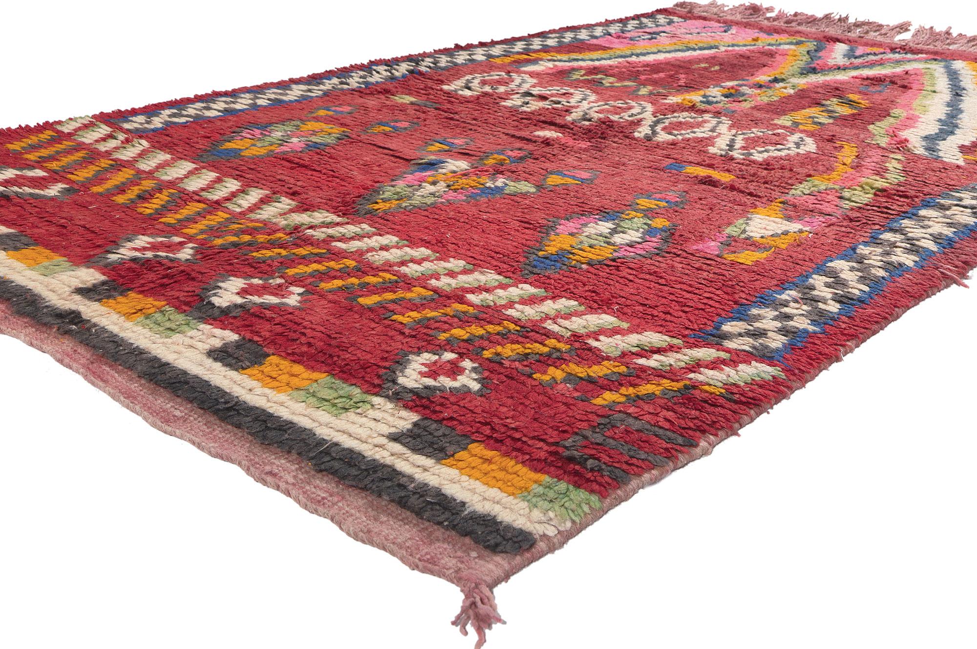 20277 Tapis marocain Vintage Rehamna, 05'00 x 08'01. Des plaines ensoleillées de Rehamna, à l'est de Marrakech, émerge un tapis qui défie les attentes avec ses motifs riches et éclectiques. Immergé dans une esthétique maximaliste, ce tapis marocain