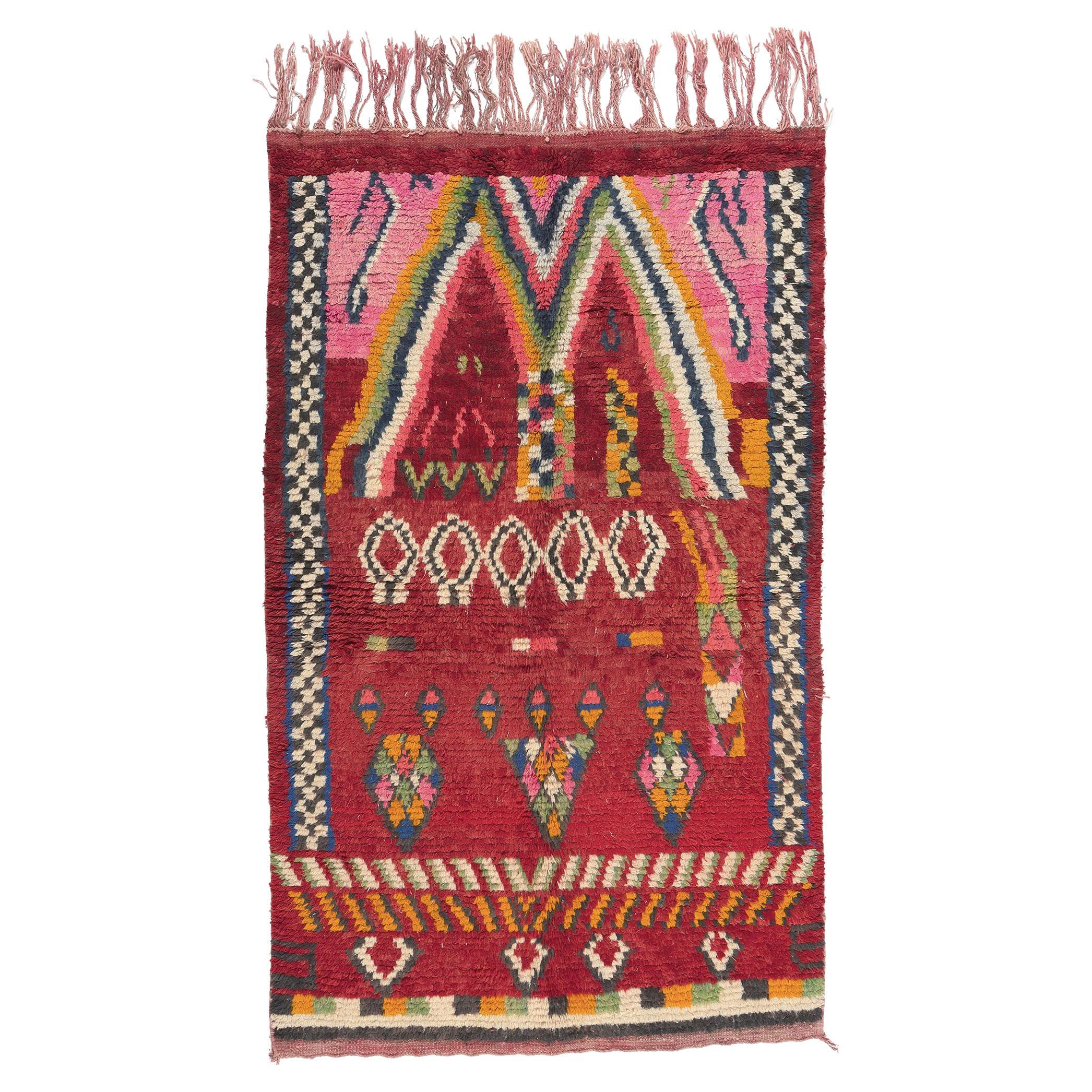 Marokkanischer Rehamna-Teppich im Vintage-Stil, Maximalistischer Stil, der auf Stammeskunst trifft