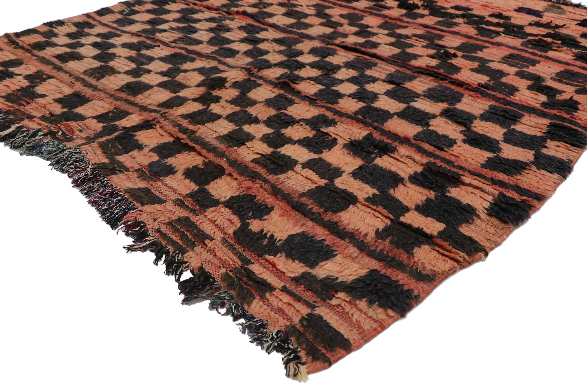 21673 Vieux tapis berbère marocain, Boujad Saddlebag avec style Bauhaus 04'07 x 04'09. Avec sa simplicité et son design expressif et audacieux, ce tapis berbère vintage Boujad Saddlebag en laine nouée à la main est une vision captivante de la beauté