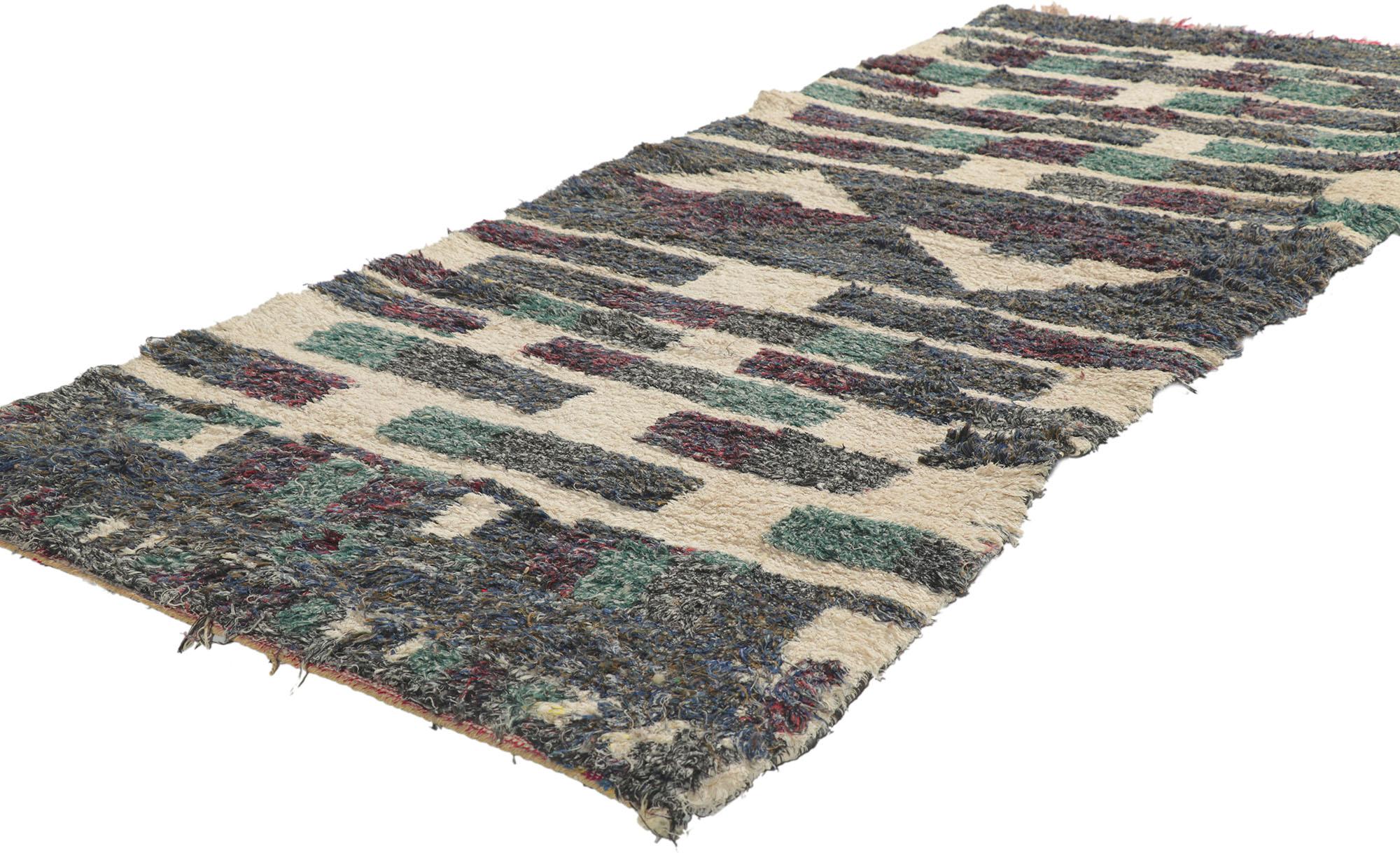 21602 Vintage Berber Marokkanischer Teppich 02'08 x 05'11. Dieser handgeknüpfte marokkanische Azilal-Teppich aus alter Berberwolle mit seinem kühnen, ausdrucksstarken Stammesmuster, seinen unglaublichen Details und seiner Textur ist eine fesselnde