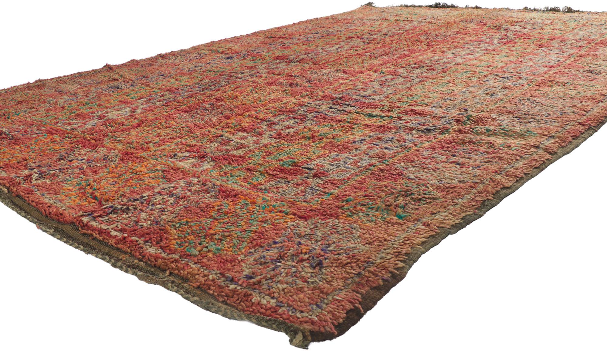 21202 Tapis marocain vintage Beni MGuild, 07'01 x 10'09.
Le charme nomade rencontre le style du sud-ouest dans ce tapis marocain vintage en laine noué à la main. Les éléments tribaux distinctifs et les couleurs vives des tons de terre tissés dans