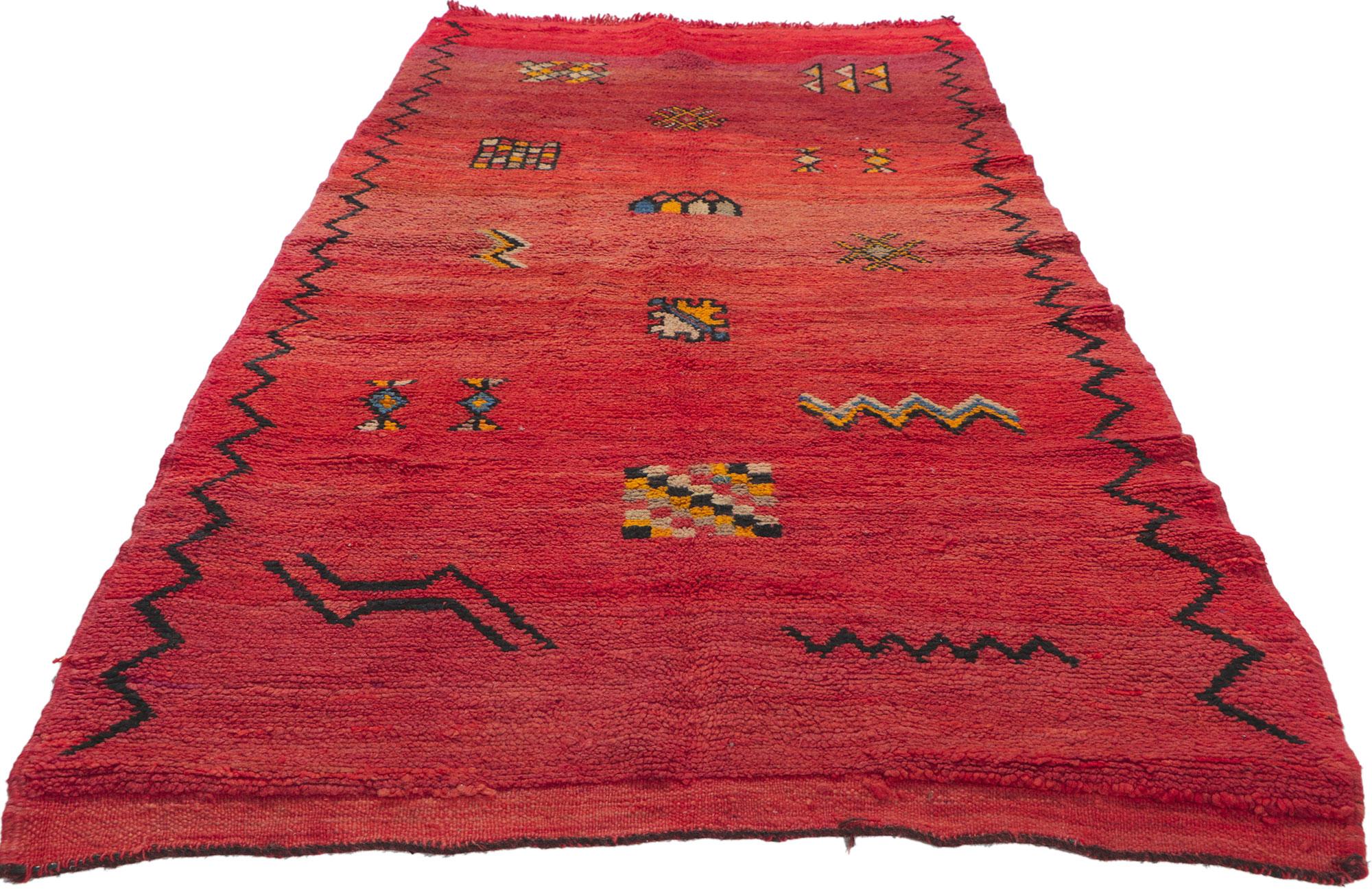 Alter roter marokkanischer Boujad-Teppich von Berber Tribes of Morocco (Stammeskunst) im Angebot
