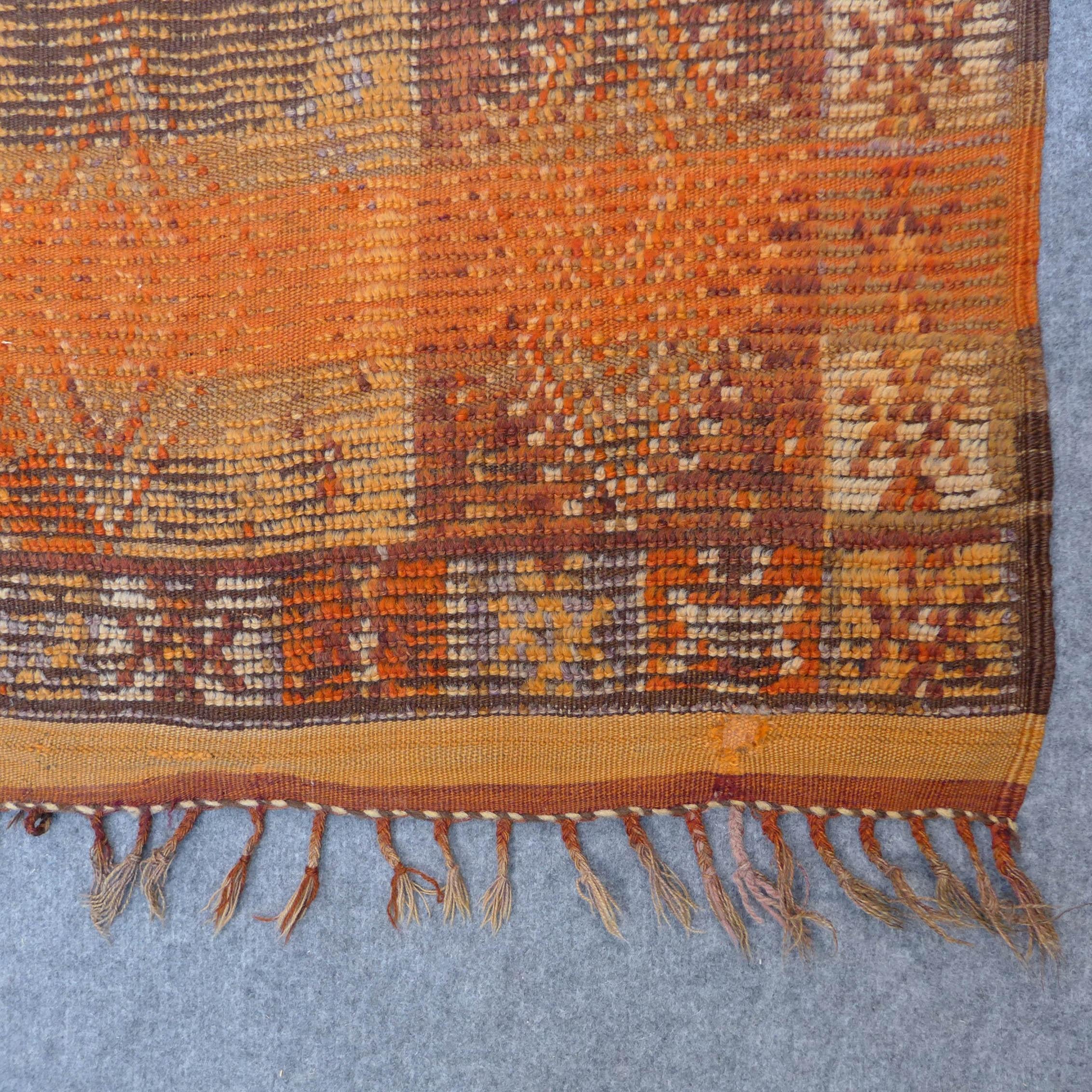 Vintage Berber Moroccan Rug In Good Condition For Sale In Amsterdam, NL