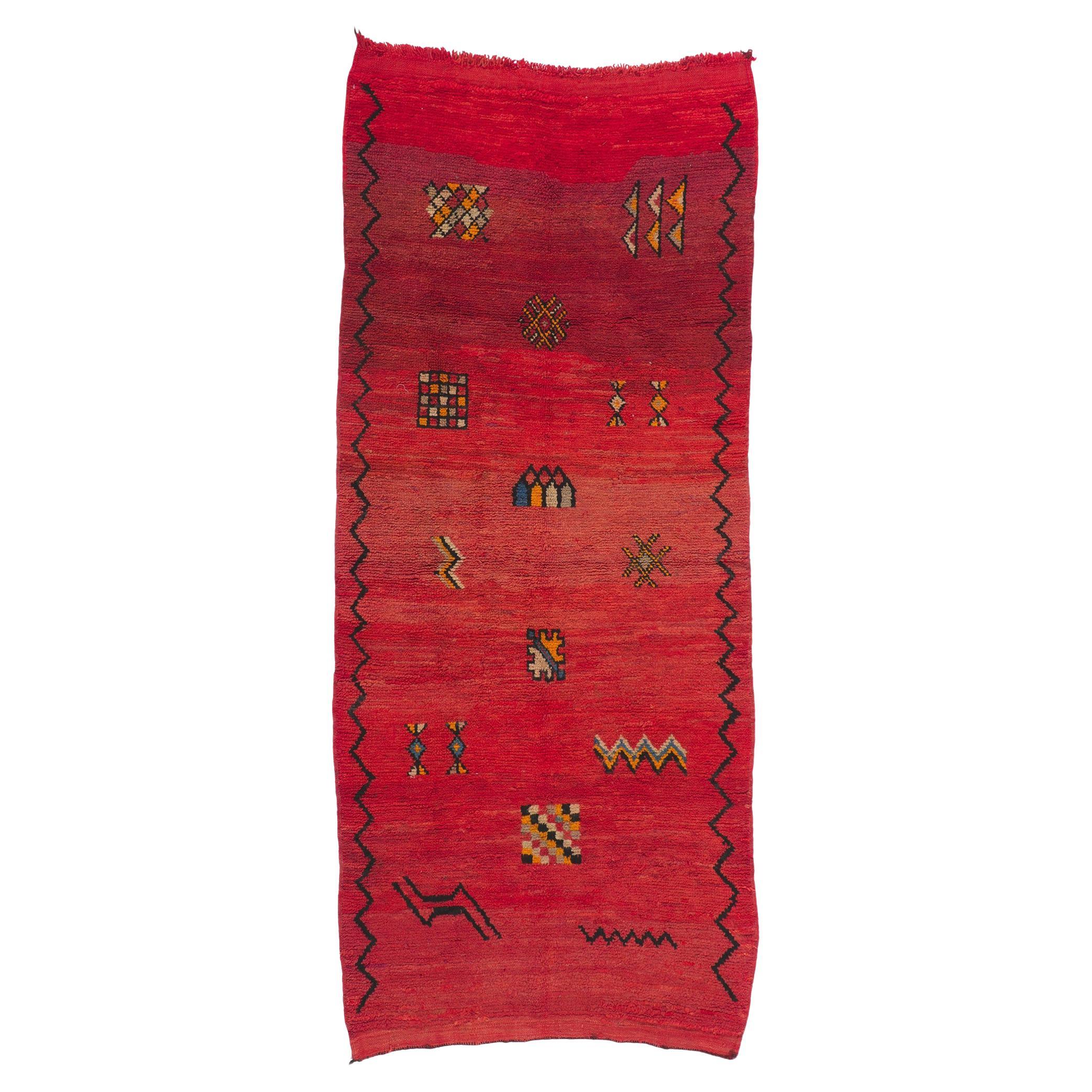 Alter roter marokkanischer Boujad-Teppich von Berber Tribes of Morocco