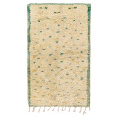 Tapis berbère vintage à motif géométrique beige, vert et jaune par Rug & Kilim