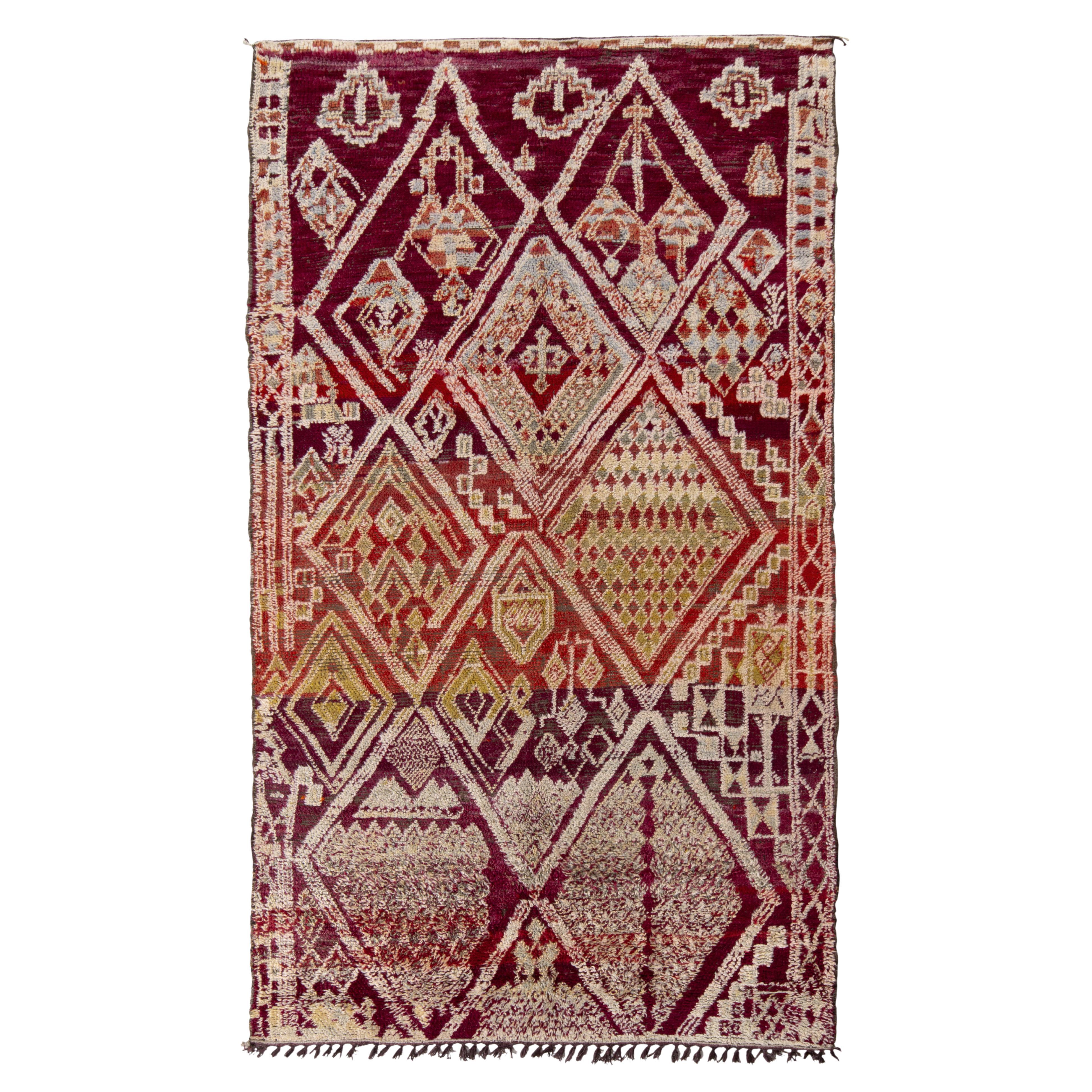 Tapis berbère marocain vintage rouge et blanc à motif géométrique par Rug & Kilim
