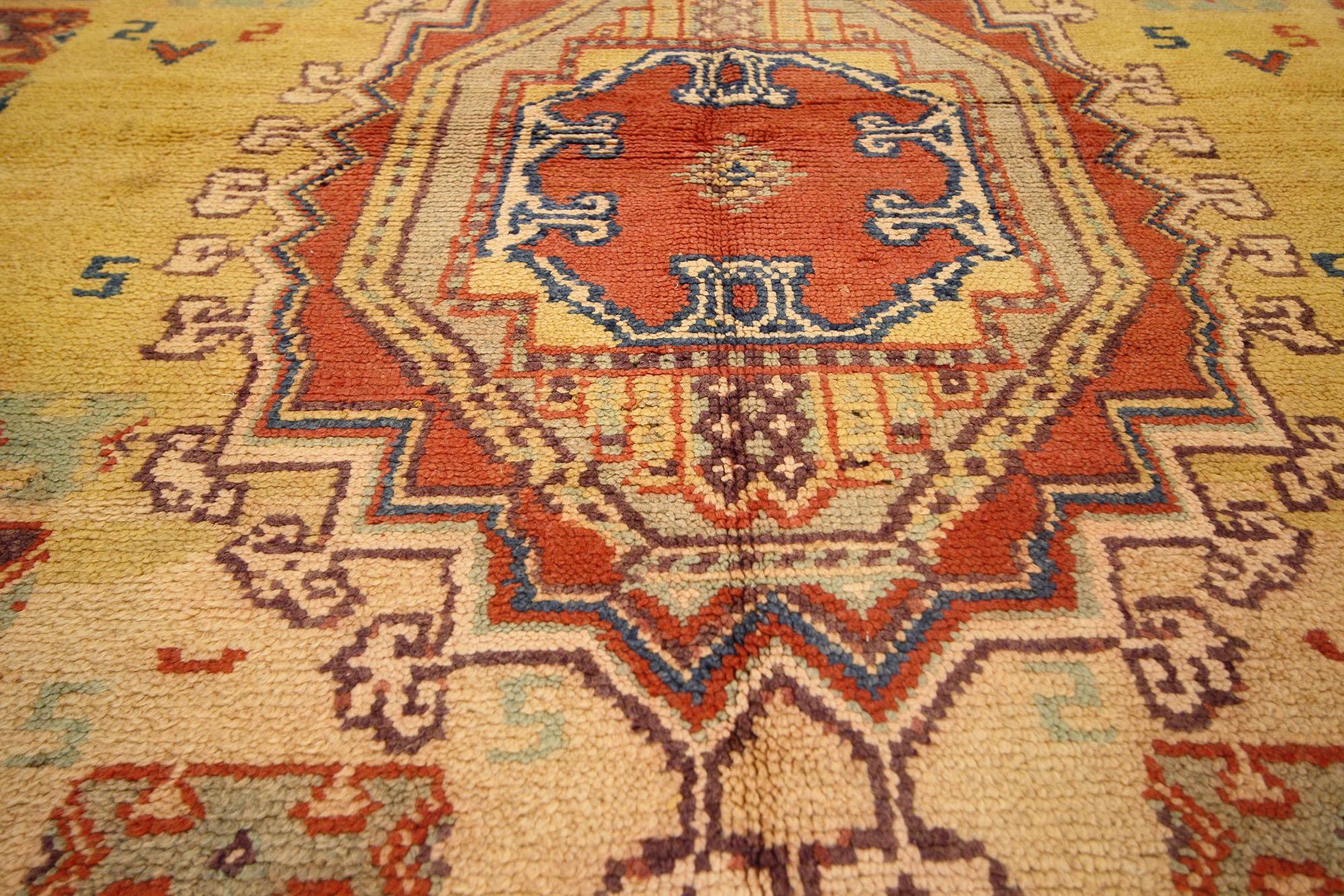 Tribal Vintage Berber Moroccan Rug in Traditional Style