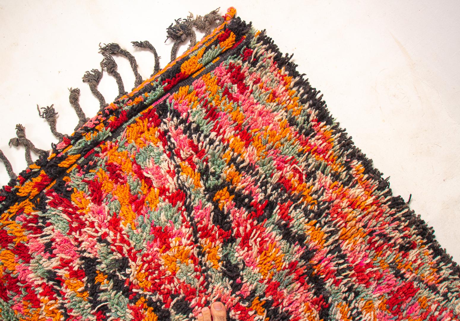 Vintage Beni M'Guild Marokkanischer Teppich 

Verwandeln Sie Ihren Raum mit diesem fesselnden Vintage-Teppich. Die lebhaften Muster und die lebendigen Farben verschmelzen auf wunderbare Weise und sorgen für eine harmonische und fröhliche Atmosphäre.