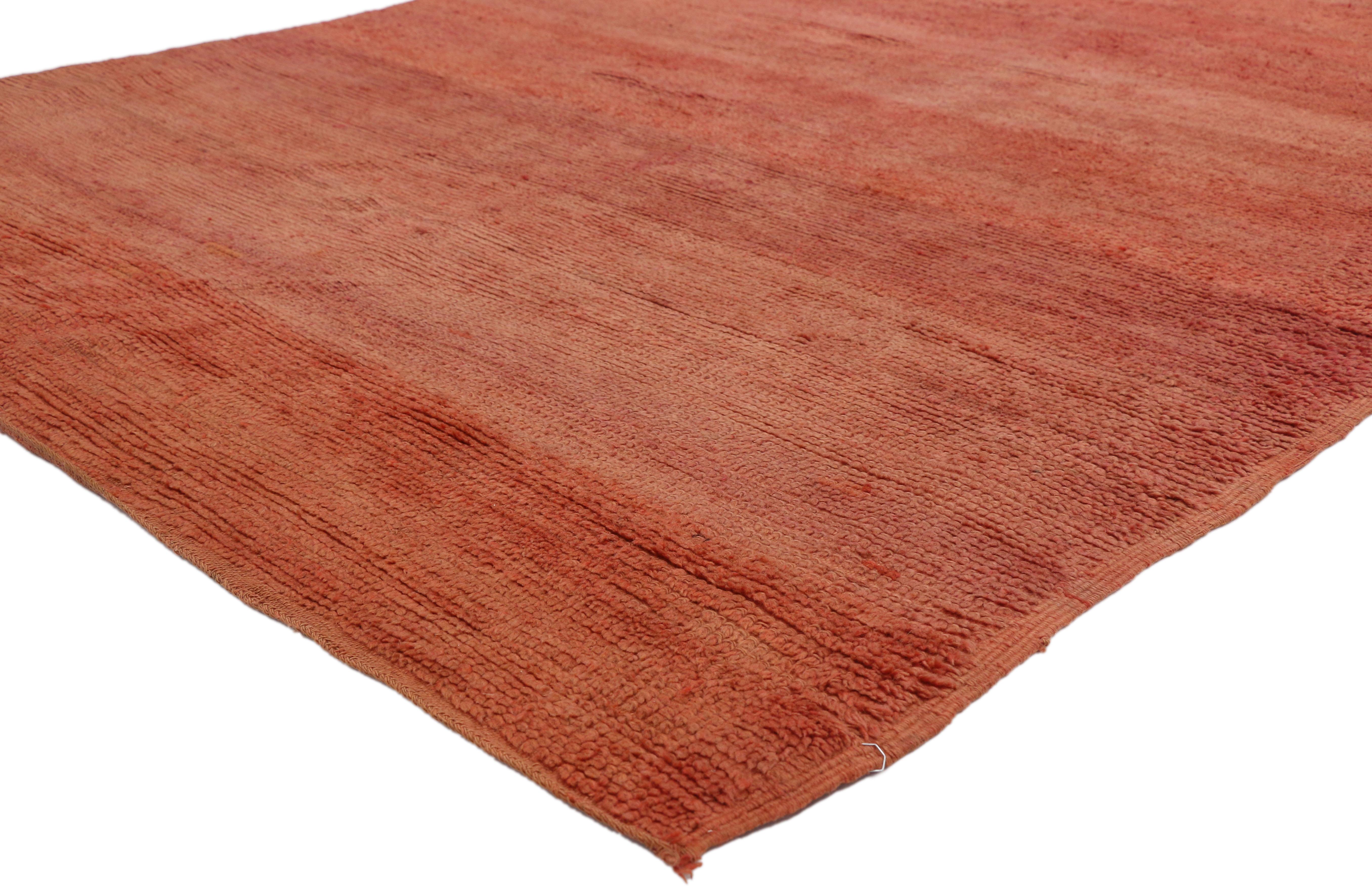 20210 Vintage Rot Beni Mrirt Marokkanischer Teppich, 06'04 x 10'04. Beni Mrirt-Teppiche verkörpern die geschätzte Tradition der marokkanischen Weberei, die für ihre üppige Textur, geometrischen Motive und ruhigen Erdtöne bekannt ist. Diese Teppiche