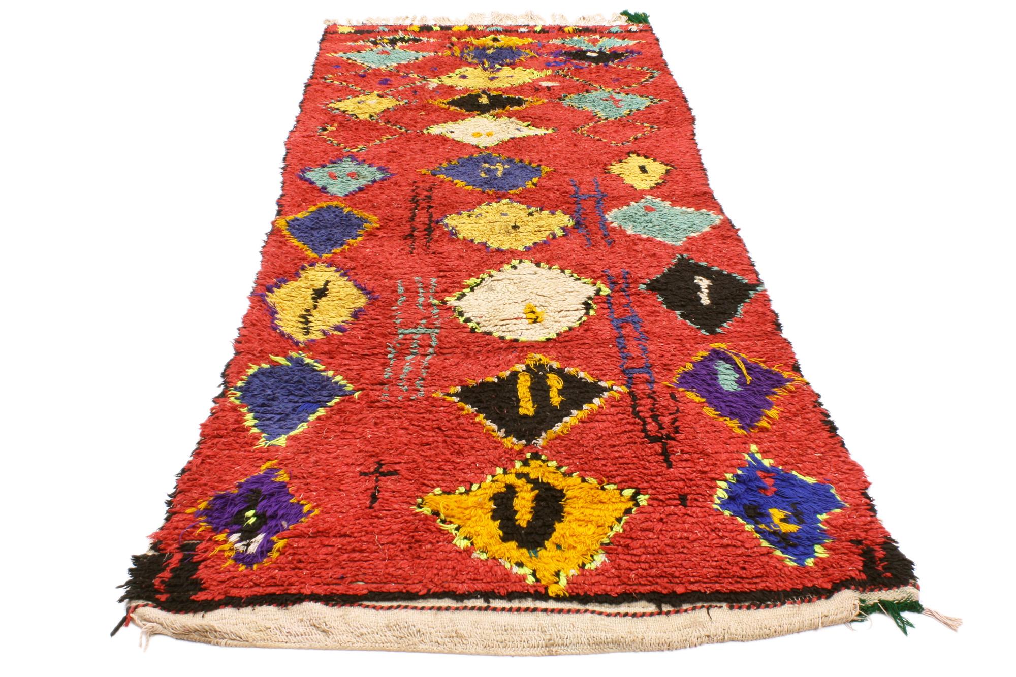 20470 Tappeto marocchino Vintage Red Boujad, 03'08 x 08'08. Questo tappeto marocchino vintage Boujad Rugs, annodato a mano e proveniente dalle tribù berbere del Marocco, è un pezzo straordinario che incarna lo spirito dell'artigianato tribale e un