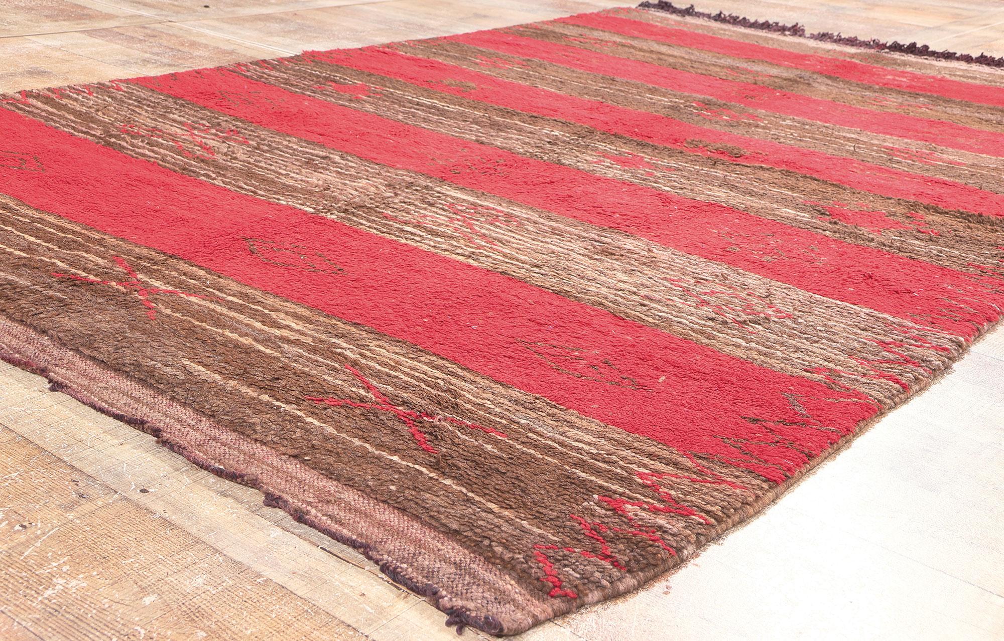 20ième siècle Tapis berbère marocain vintage, le charme rustique rencontre l'ultra confort en vente