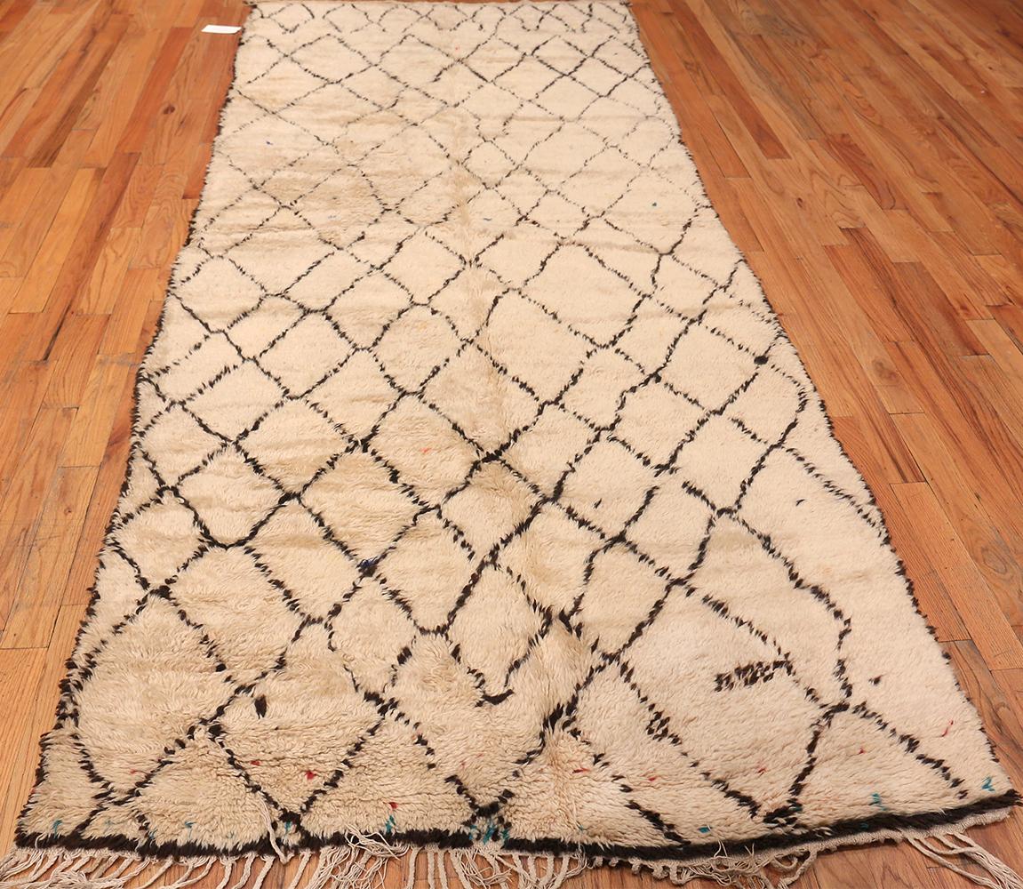 Vintage Berber Moroccan Rug. Size: 4 ft 9 in x 11 ft 7 in In Excellent Condition In New York, NY