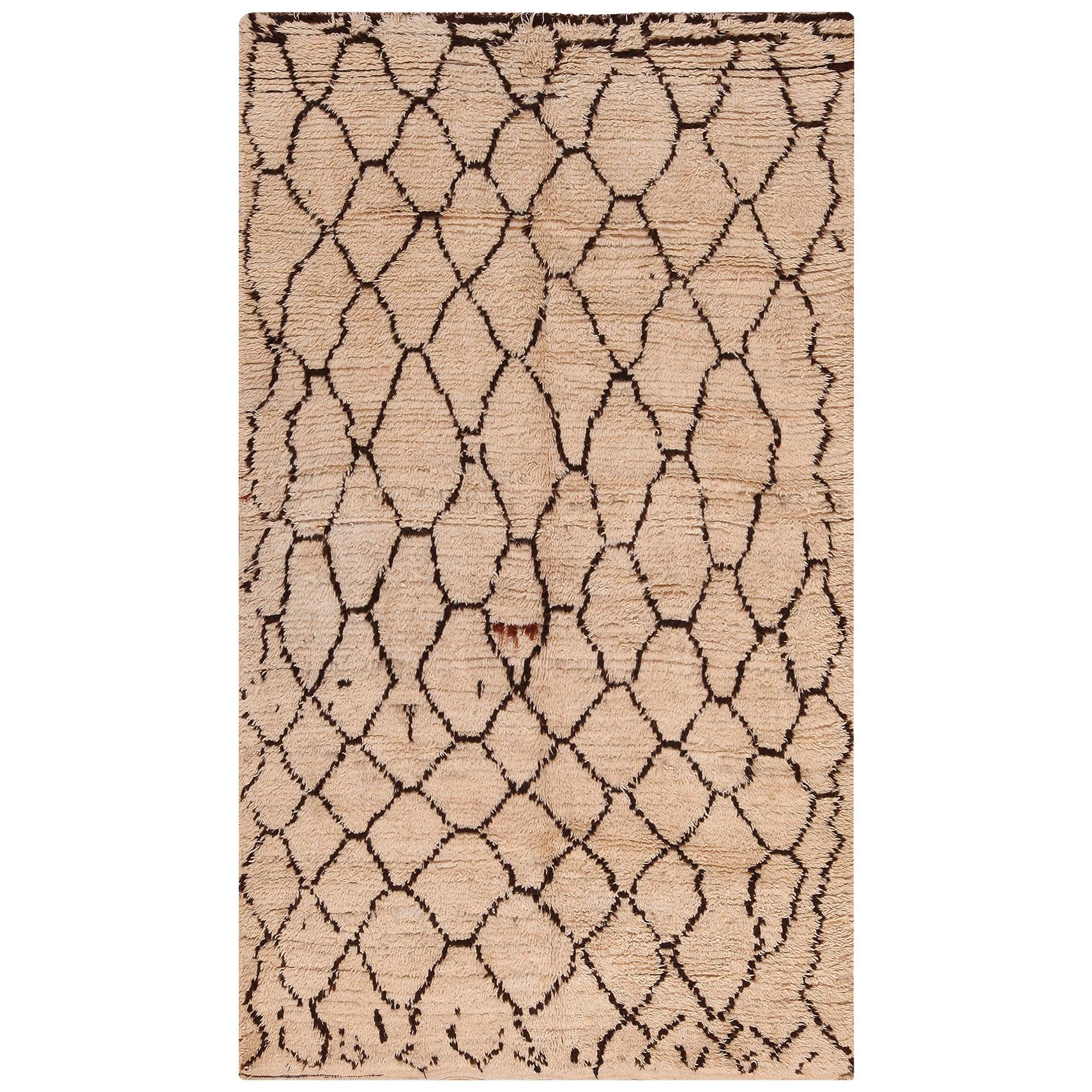 Nazmiyal Collection Vintage Berber Moroccan Rug. Size: 5 ft. 1 in x 8 ft. 7 in