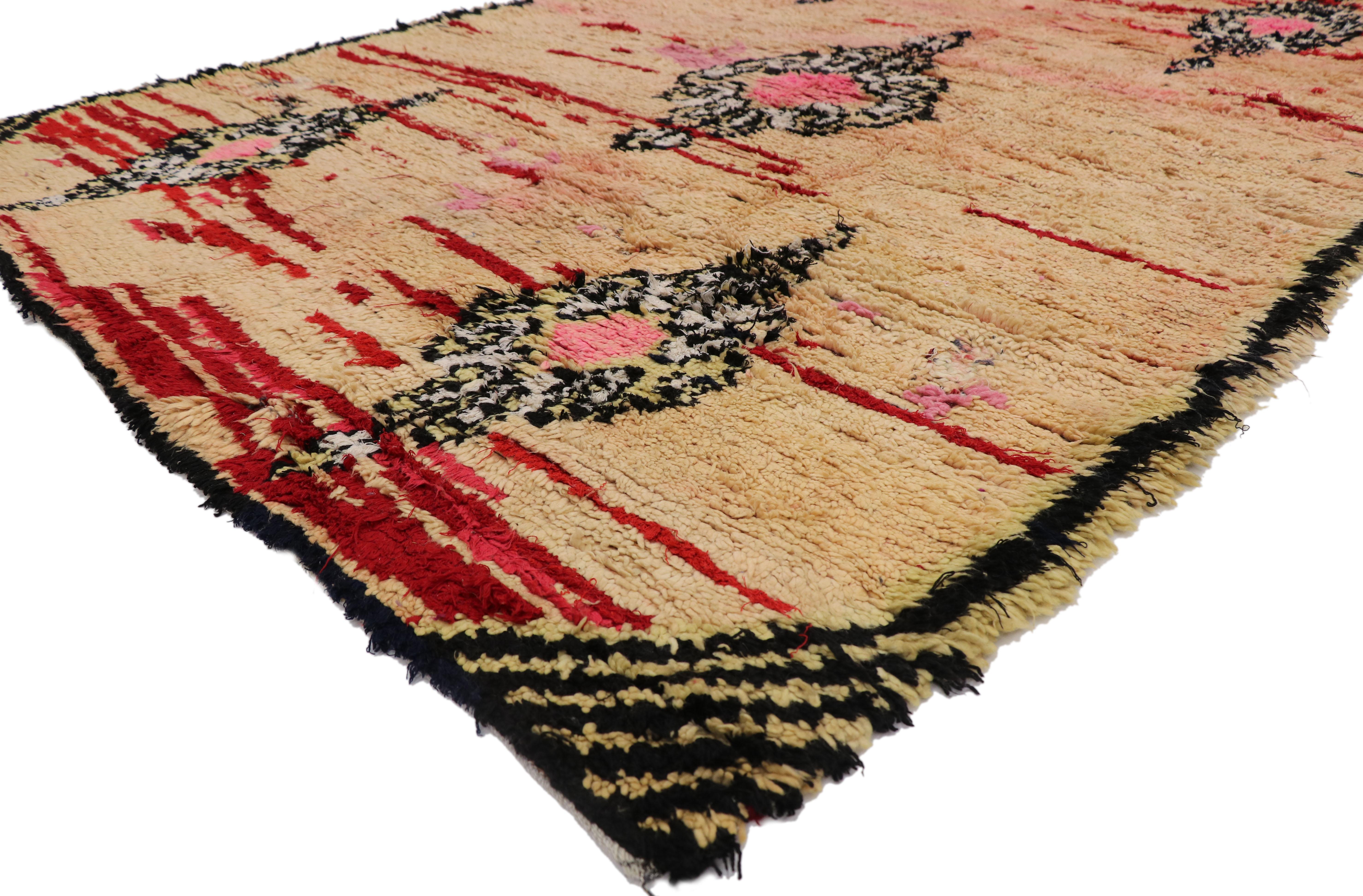 21422 Marokkanischer Vintage-Teppich, 06'03 x 08'04.
Wabi-Sabi trifft auf entspannten Luxus in diesem handgeknüpften marokkanischen Wollteppich im Vintage-Stil. Das eigentliche Tribal-Muster und die abgestuften Erdtöne, die in dieses Stück eingewebt