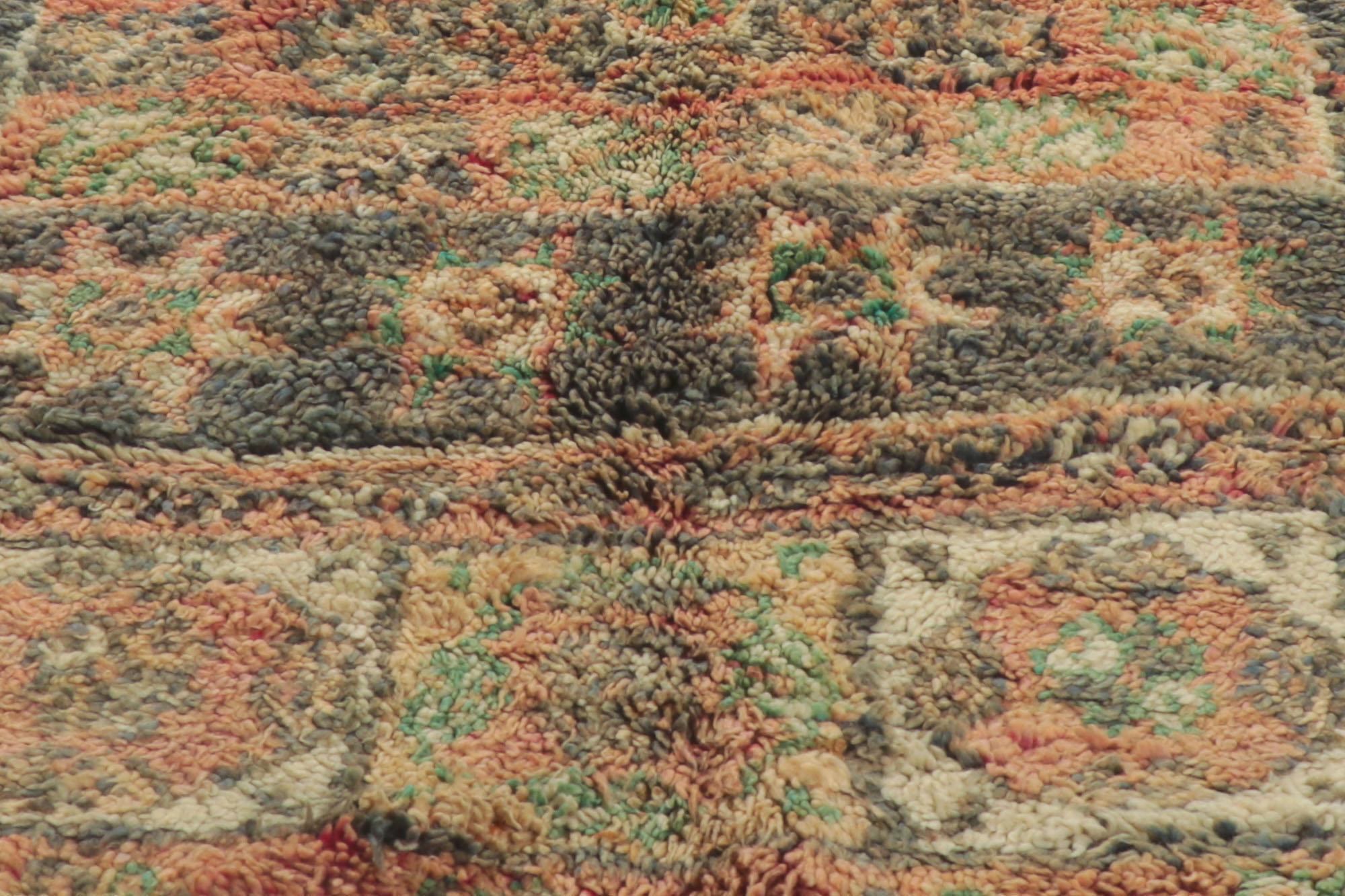 Marokkanischer Berberteppich im Vintage-Stil, Wabi-Sabi meets Rustikaler Boho-Charm (20. Jahrhundert) im Angebot
