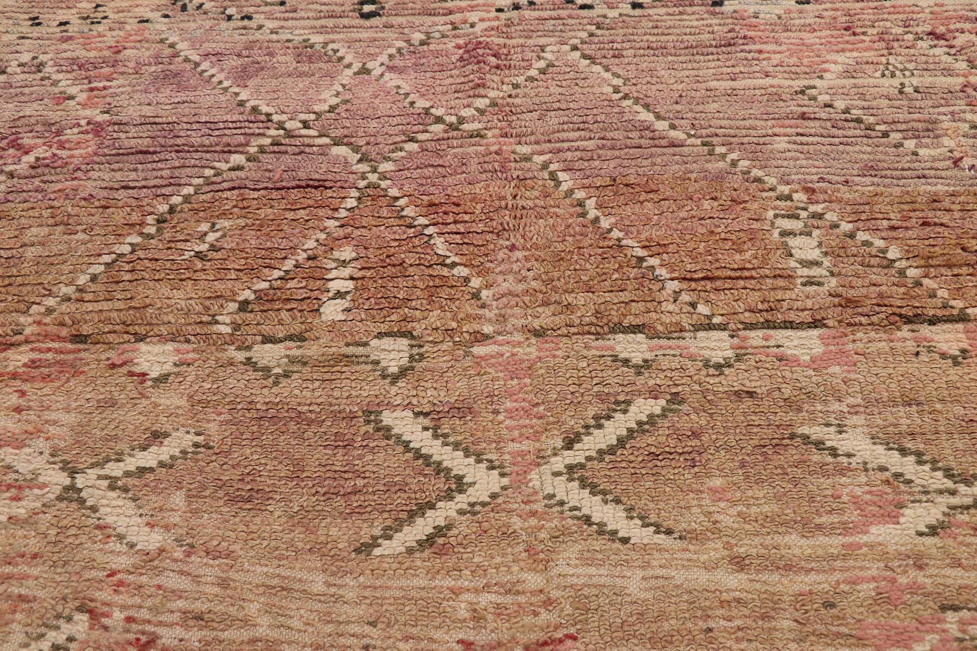 Marokkanischer Berberteppich im Vintage-Stil, Wabi-Sabi auf rustikaler Charme (Handgeknüpft) im Angebot
