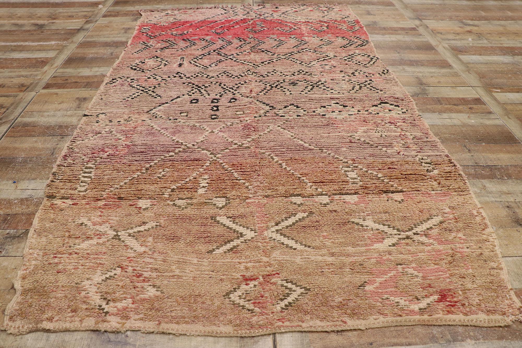 Marokkanischer Berberteppich im Vintage-Stil, Wabi-Sabi auf rustikaler Charme (Wolle) im Angebot