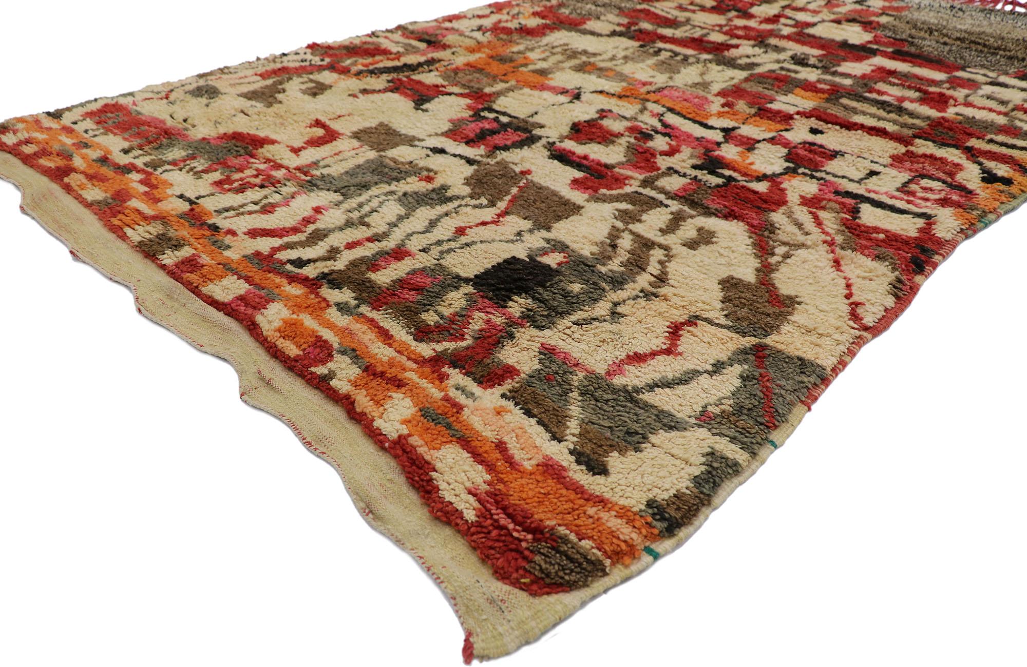 21664 Vintage Berber Marokko Teppich mit Bauhaus-Stil 04'10 x 07'08. Dieser handgeknüpfte marokkanische Berberteppich aus Wolle mit seinem abstrakten, ausdrucksstarken Design in lebhaften Farben, unglaublichen Details und Texturen ist eine fesselnde