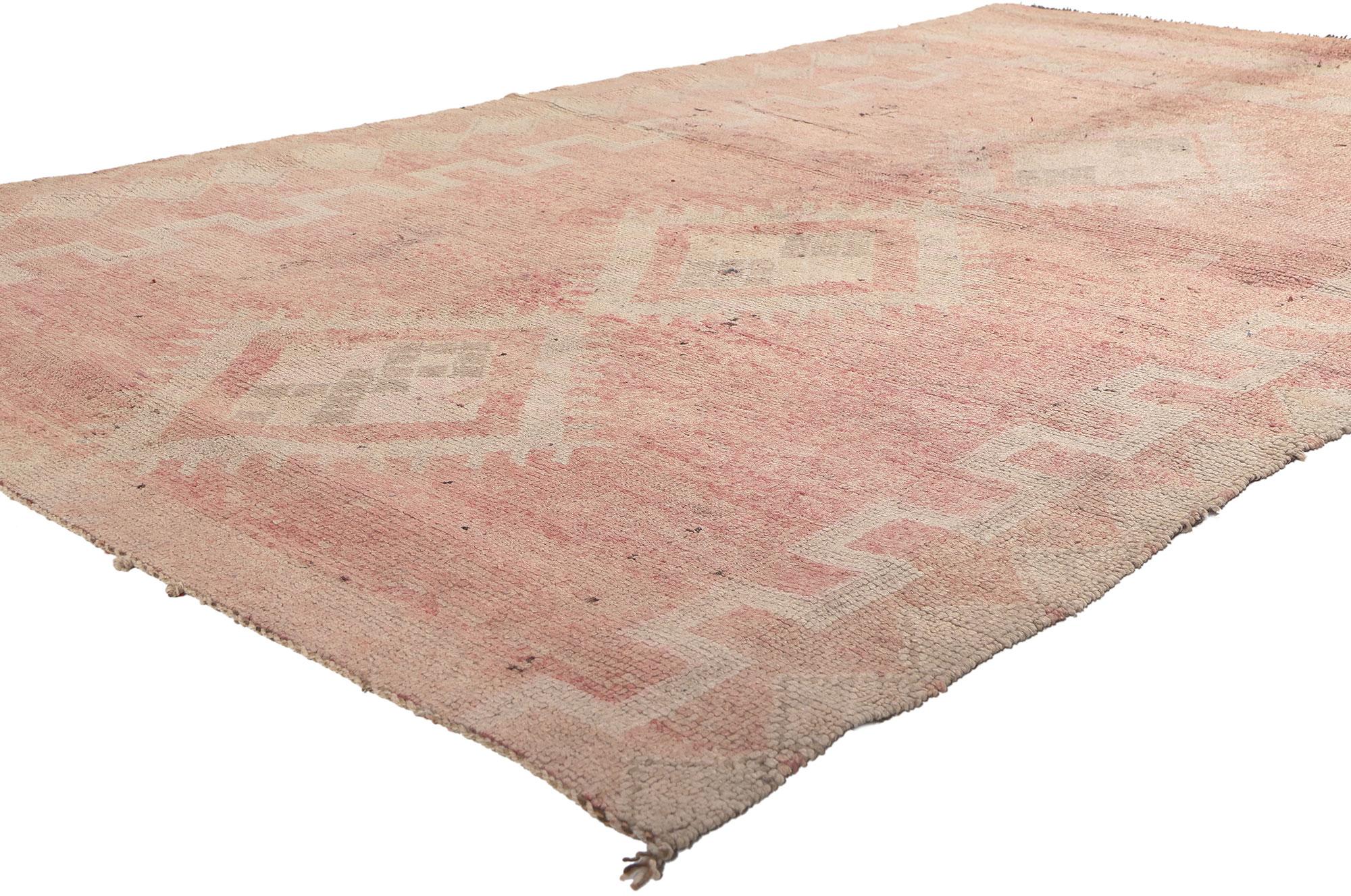 20954 Marokkanischer Teppich Vintage Pink Boujad, 05'02 x 09'00. Zelebrieren Sie den lebendigen Geist der Boujad-Teppiche, die aus der lebhaften Stadt Boujad in der Region Khouribga stammen. Diese marokkanischen Teppiche werden für ihre