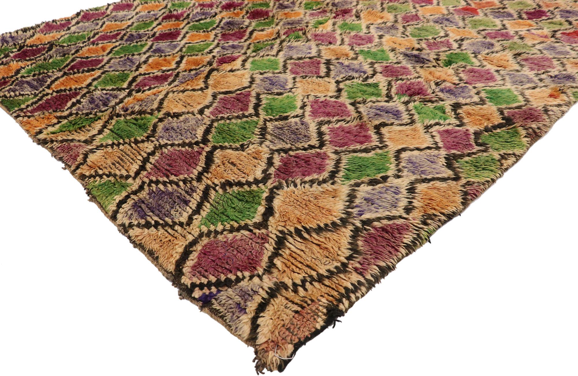21027, tapis marocain berbère vintage avec style bohème 04'11 x 08'10. Ce tapis marocain berbère vintage en laine noué à la main présente un motif de treillis diamantaire sur toute la surface, composé de diamants concentriques. Bien que faussement